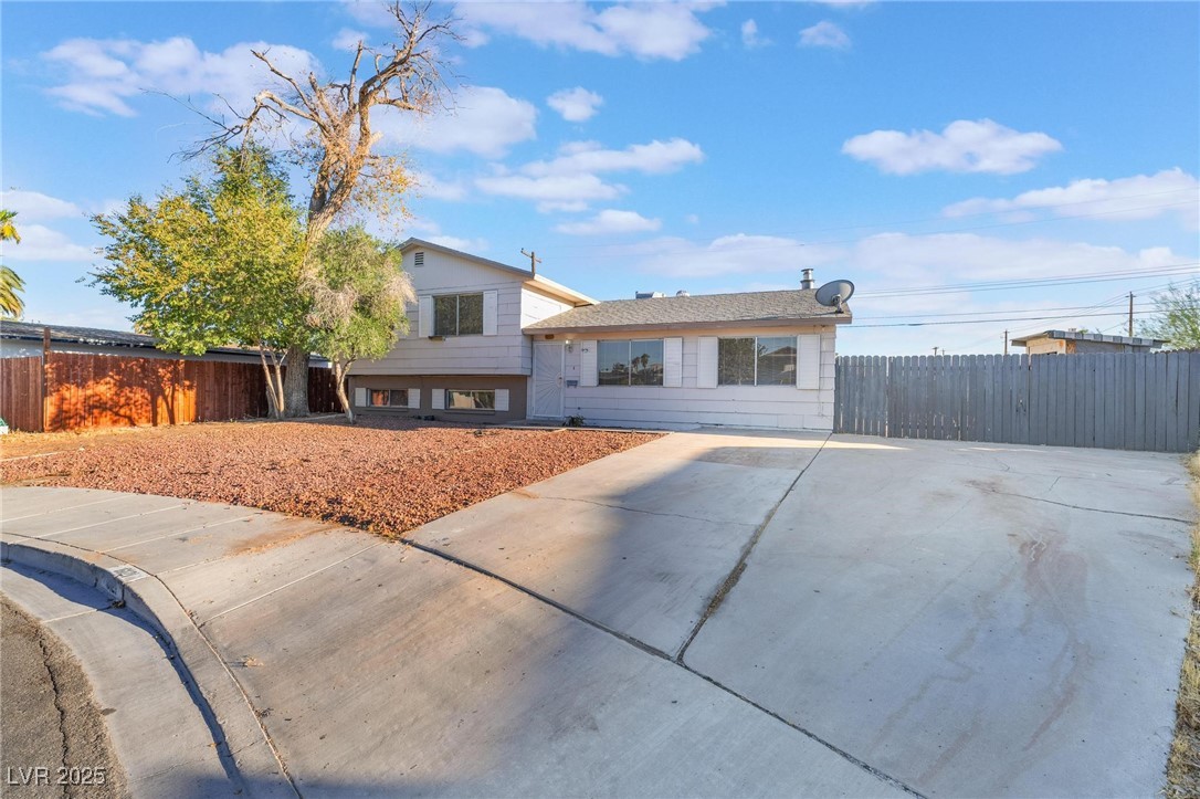 6121 Fairwood Circle