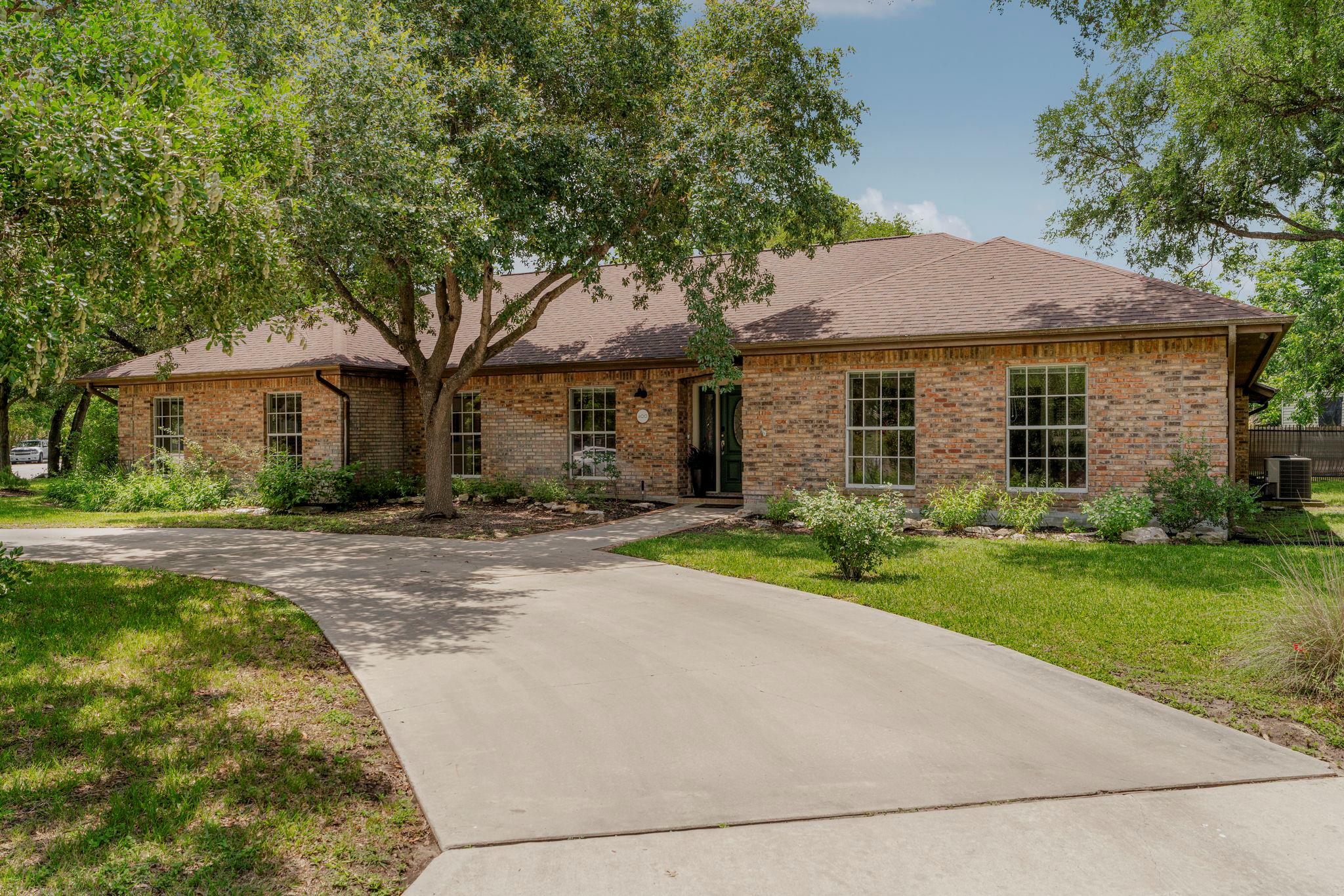 400 Hackberry ST