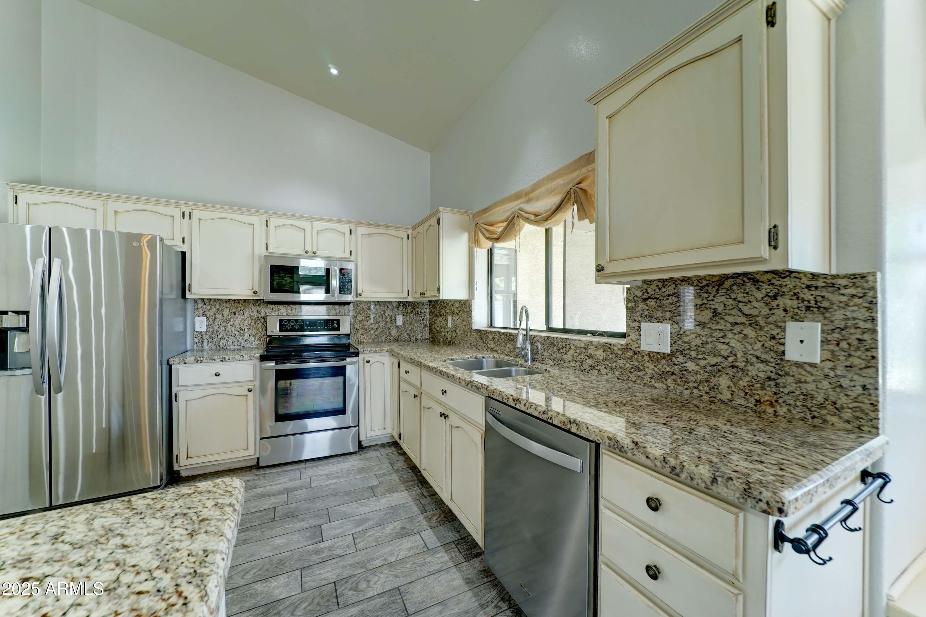 1119 E SOUTHSHORE Drive