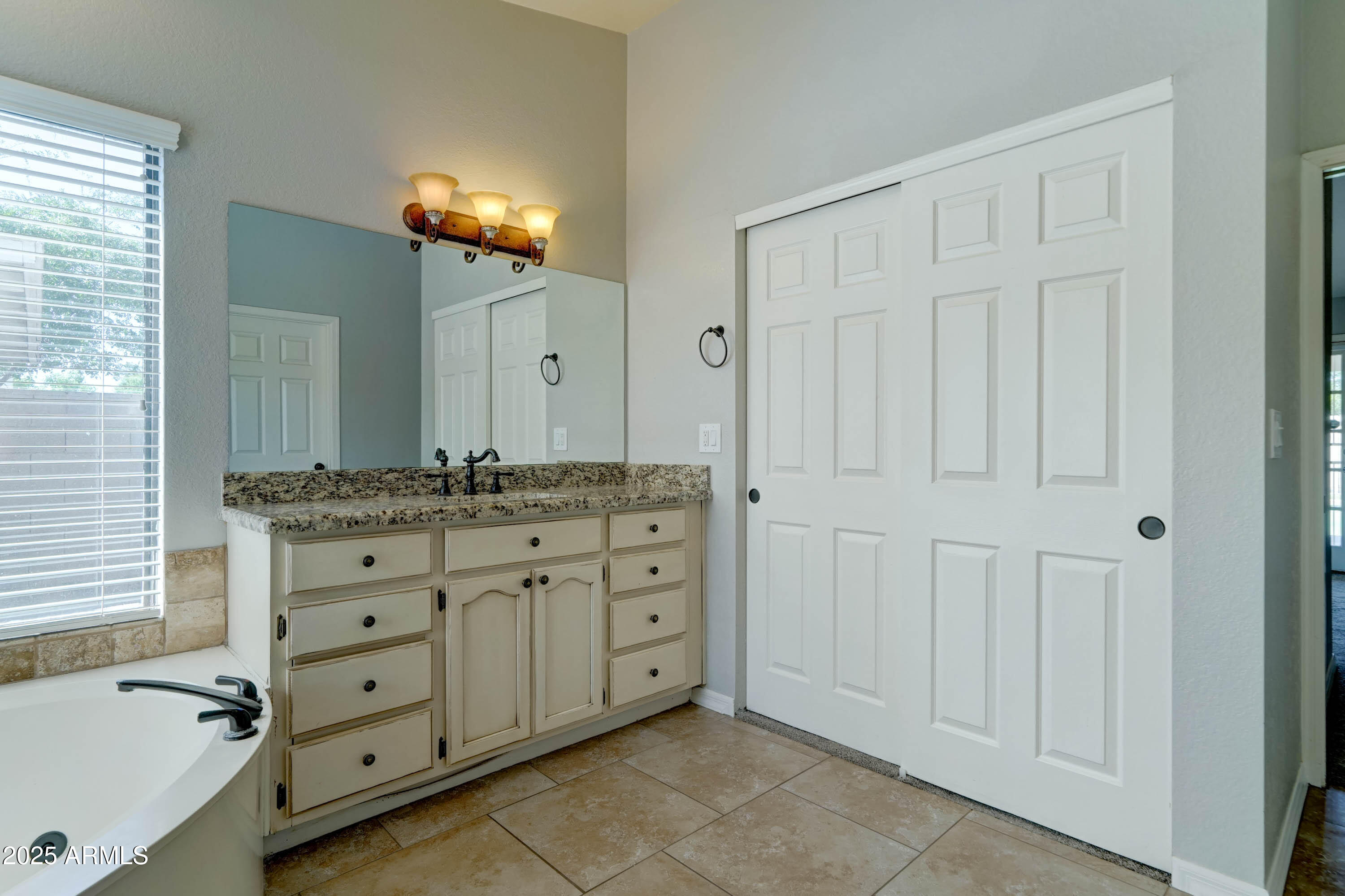 1119 E SOUTHSHORE Drive