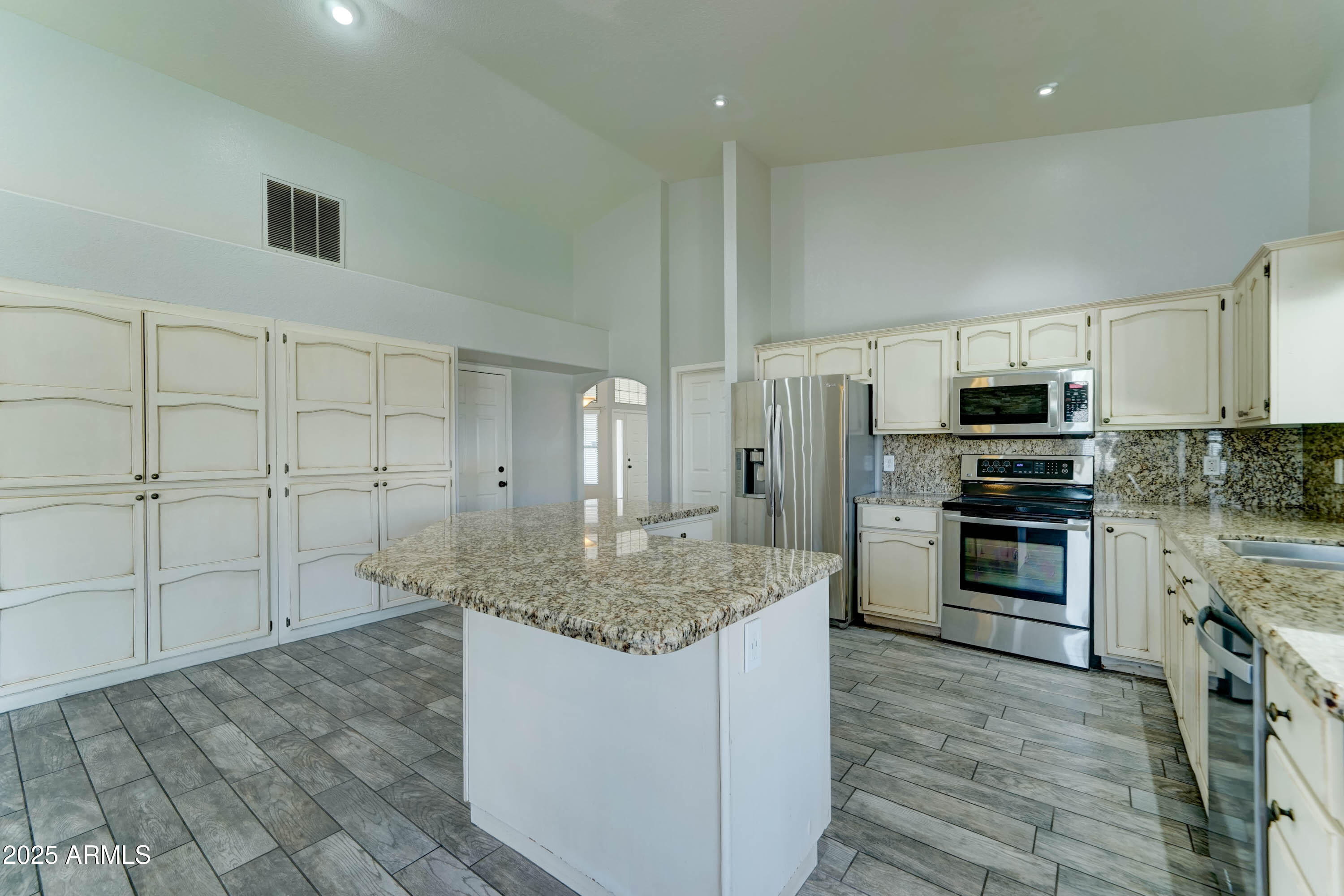 1119 E SOUTHSHORE Drive