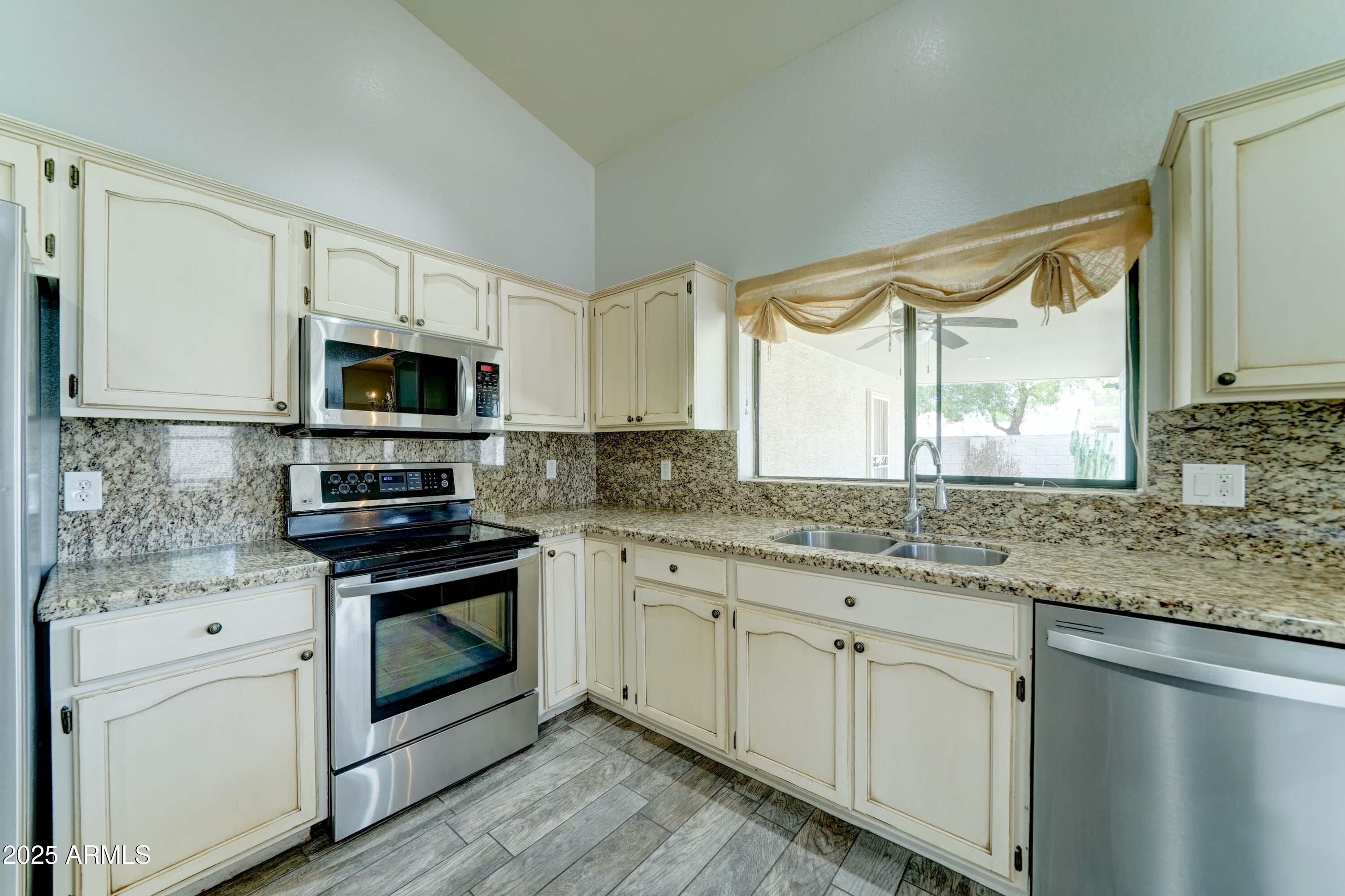 1119 E SOUTHSHORE Drive