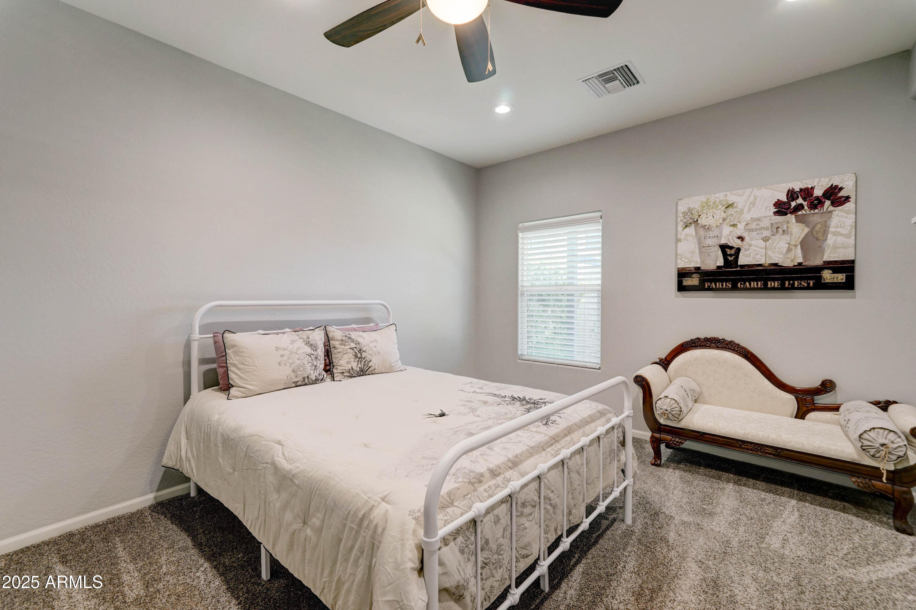 4001 E INDIANOLA Avenue