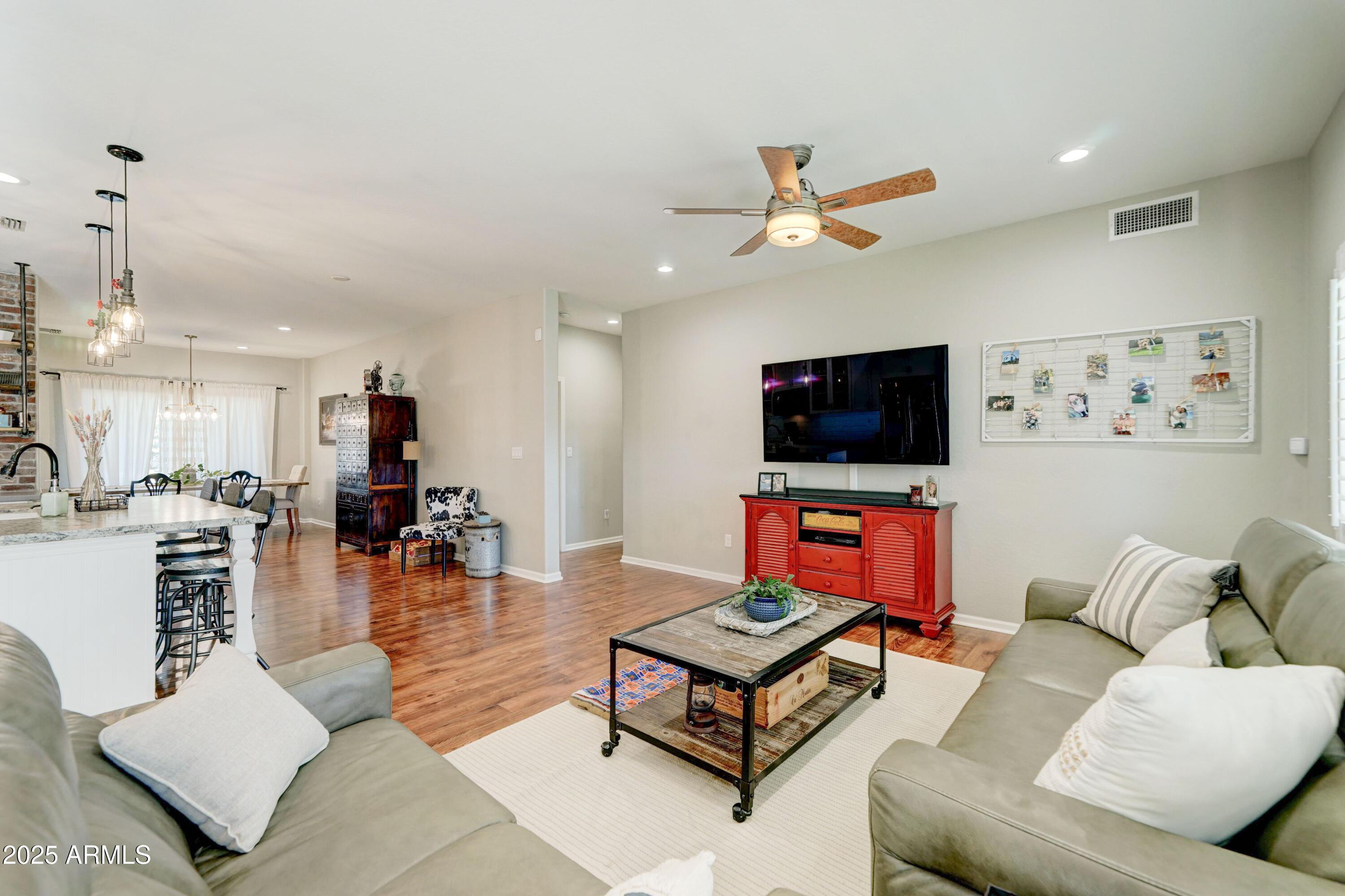 4001 E INDIANOLA Avenue