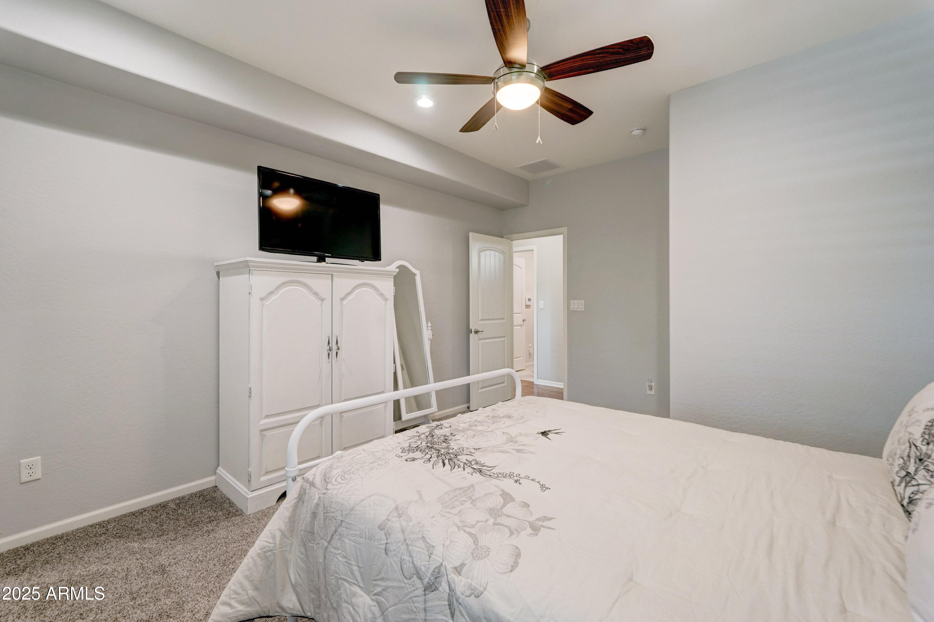 4001 E INDIANOLA Avenue