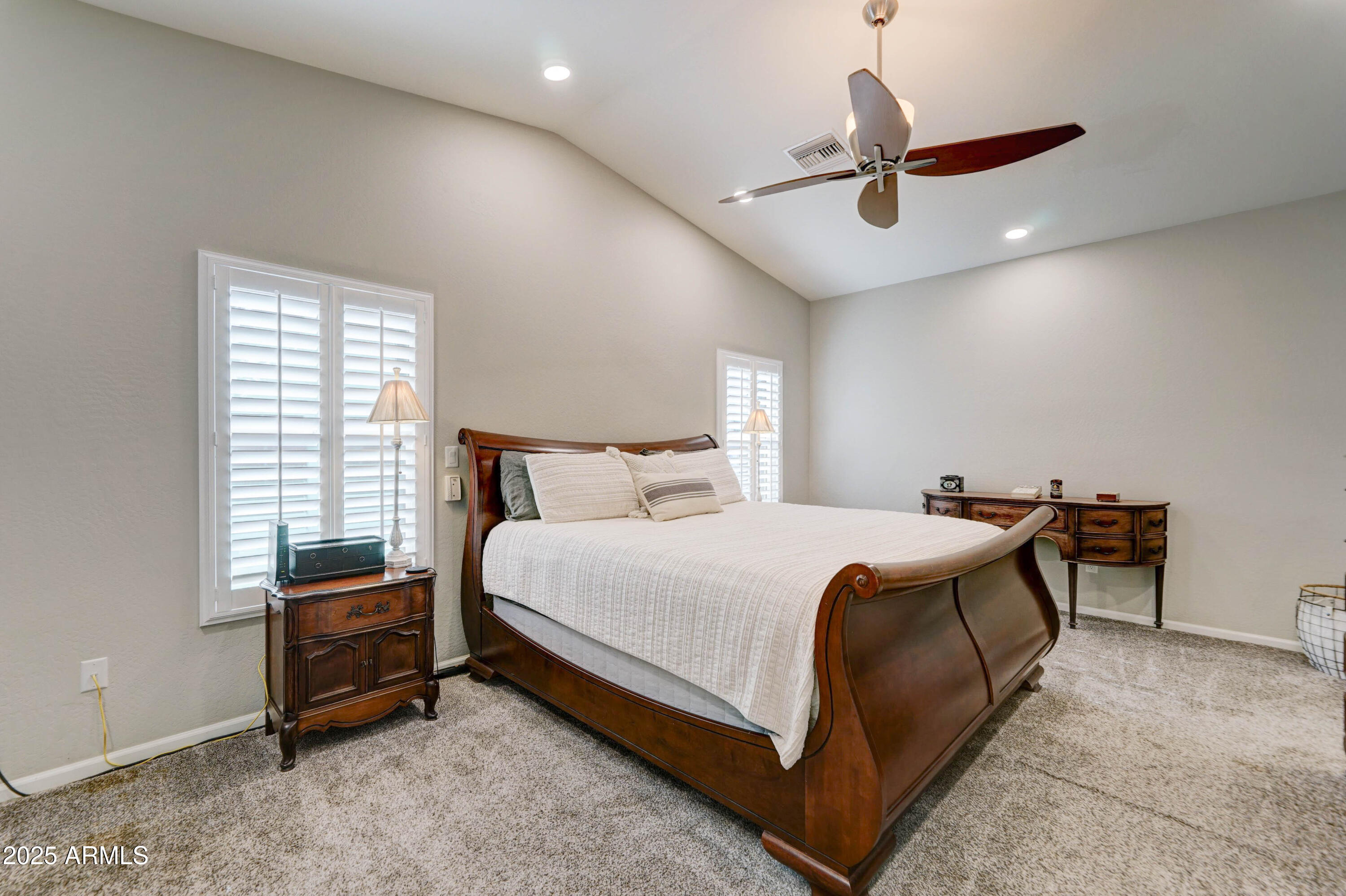 4001 E INDIANOLA Avenue