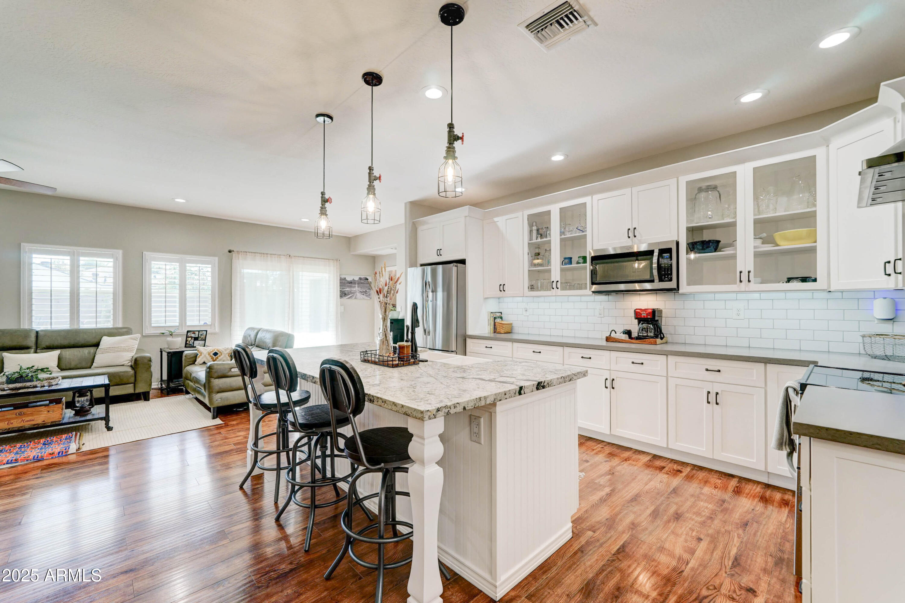 4001 E INDIANOLA Avenue