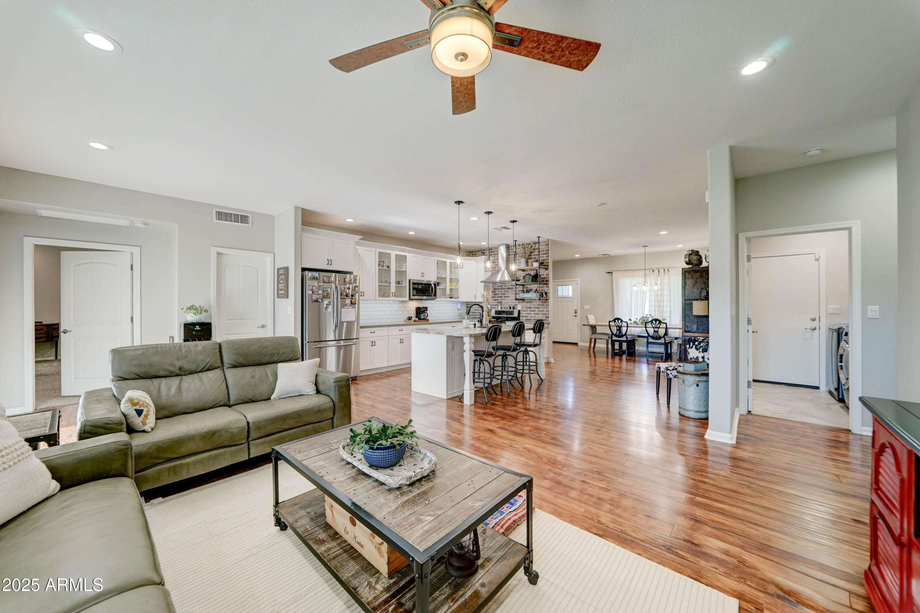 4001 E INDIANOLA Avenue