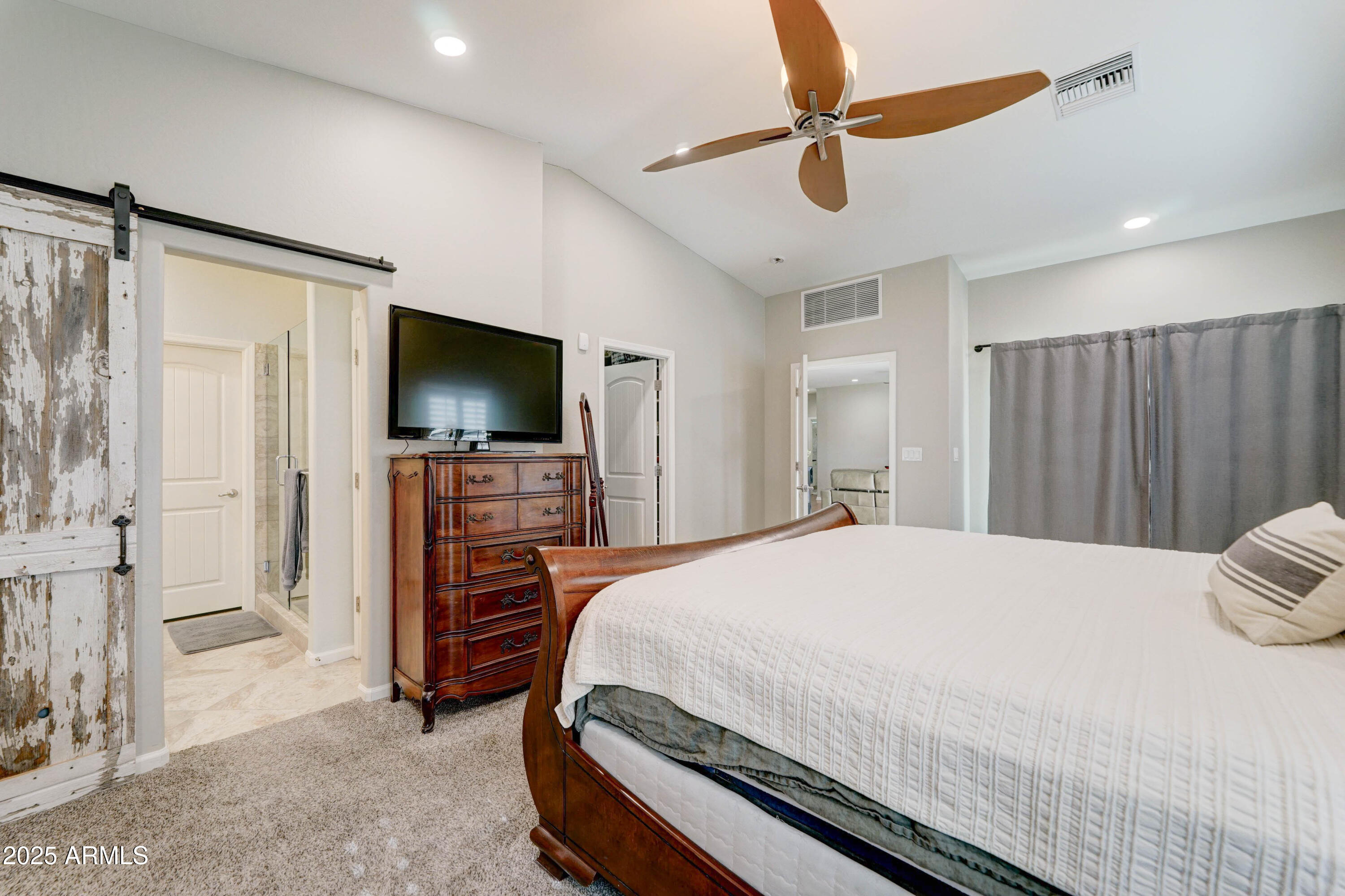 4001 E INDIANOLA Avenue