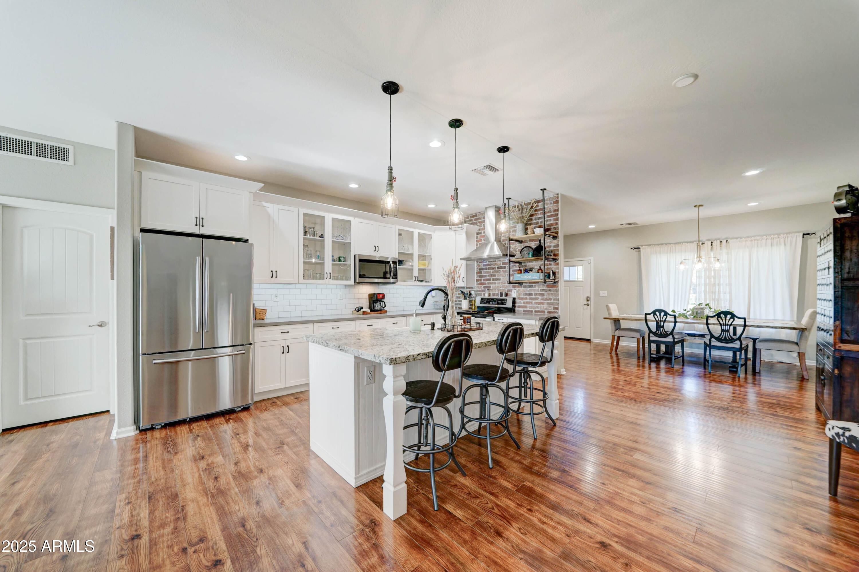 4001 E INDIANOLA Avenue