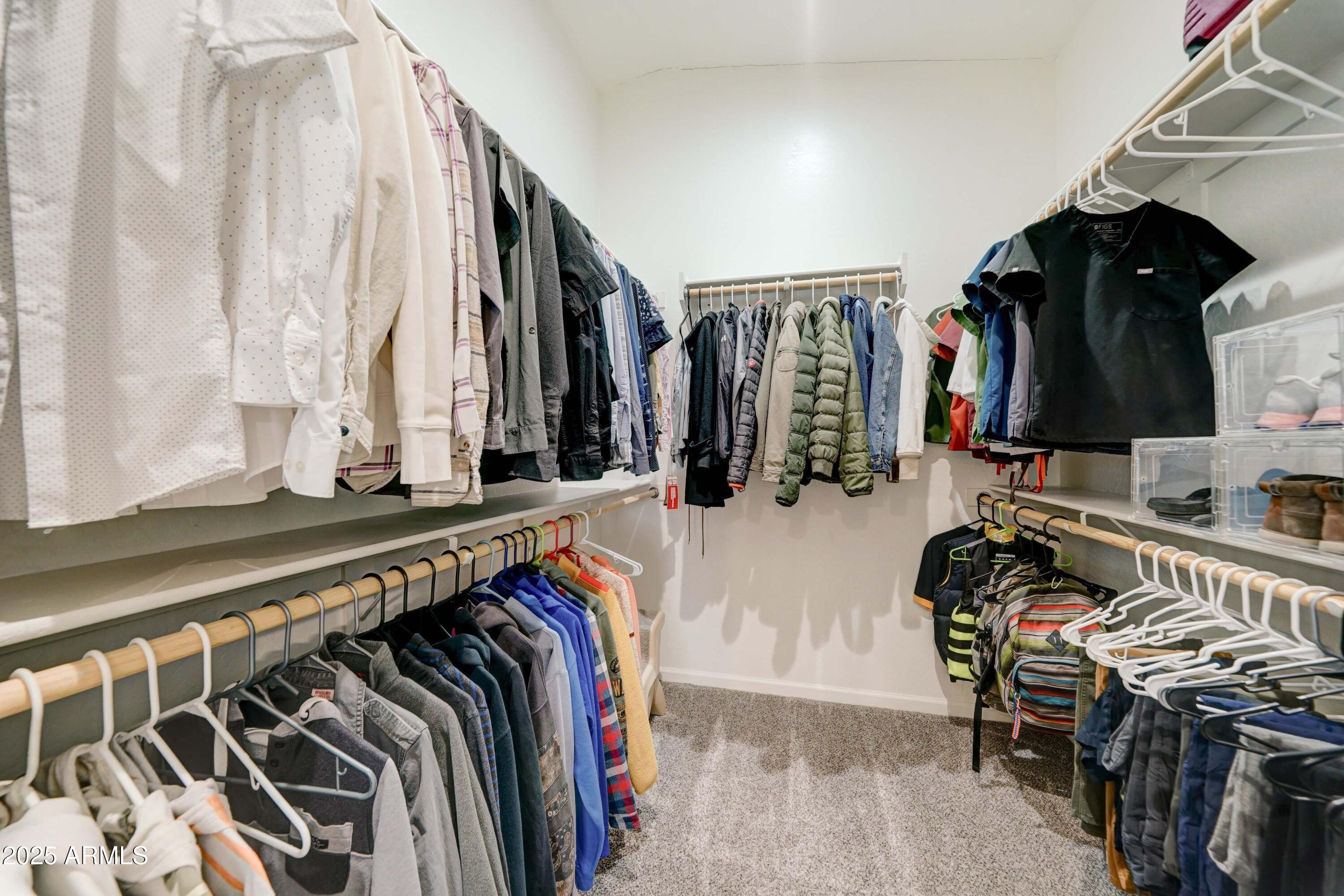 4001 E INDIANOLA Avenue