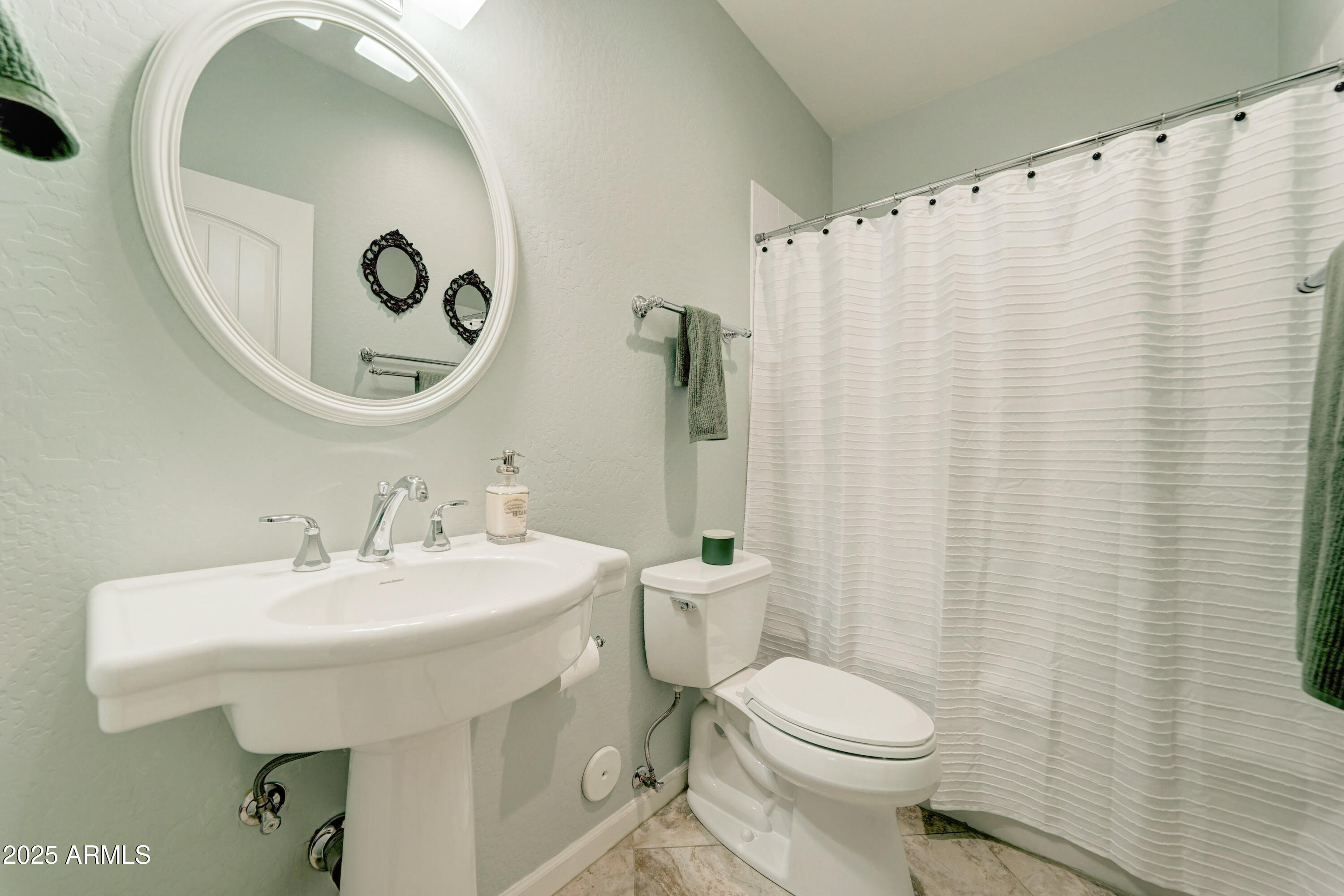 4001 E INDIANOLA Avenue