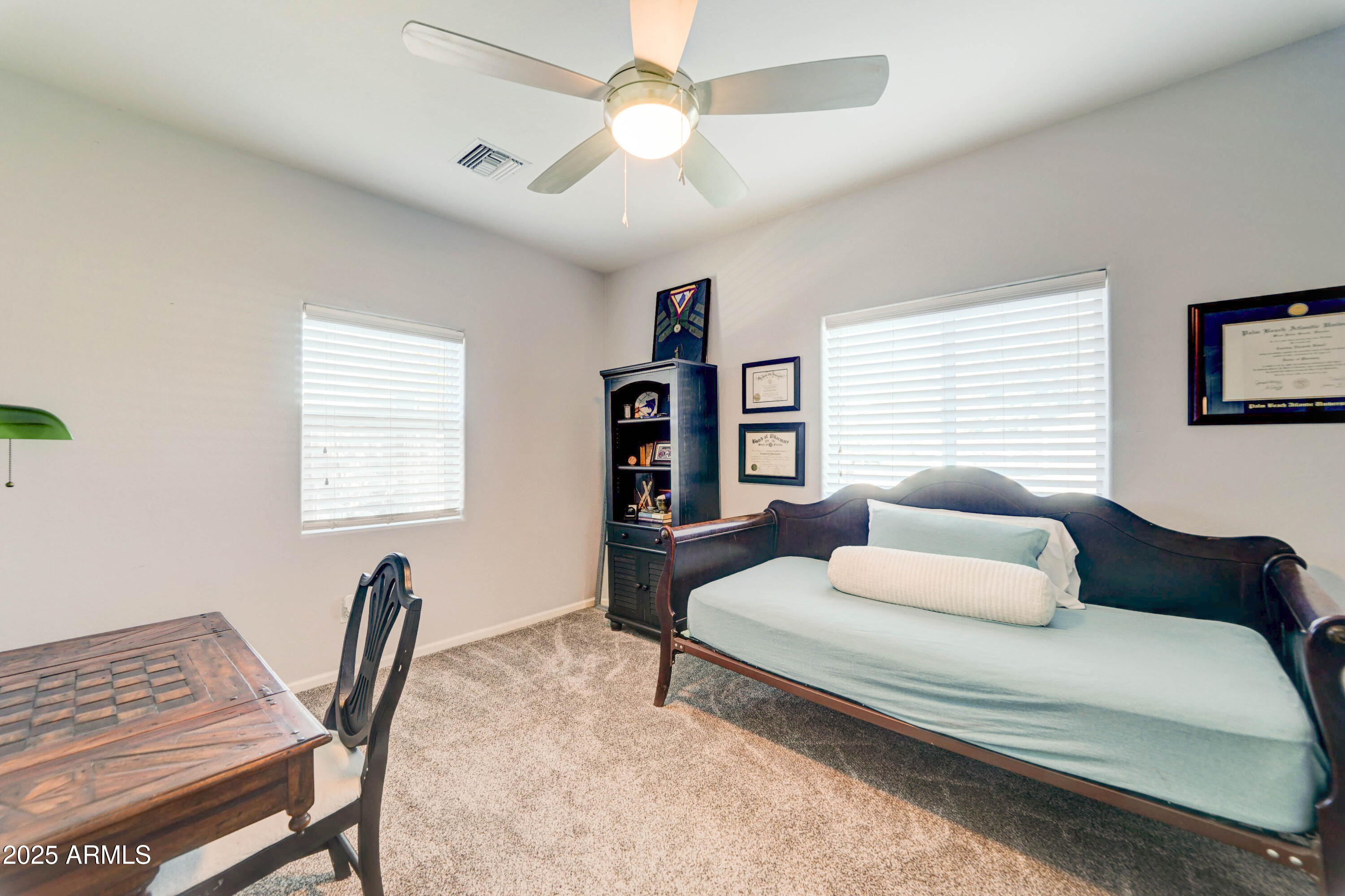 4001 E INDIANOLA Avenue