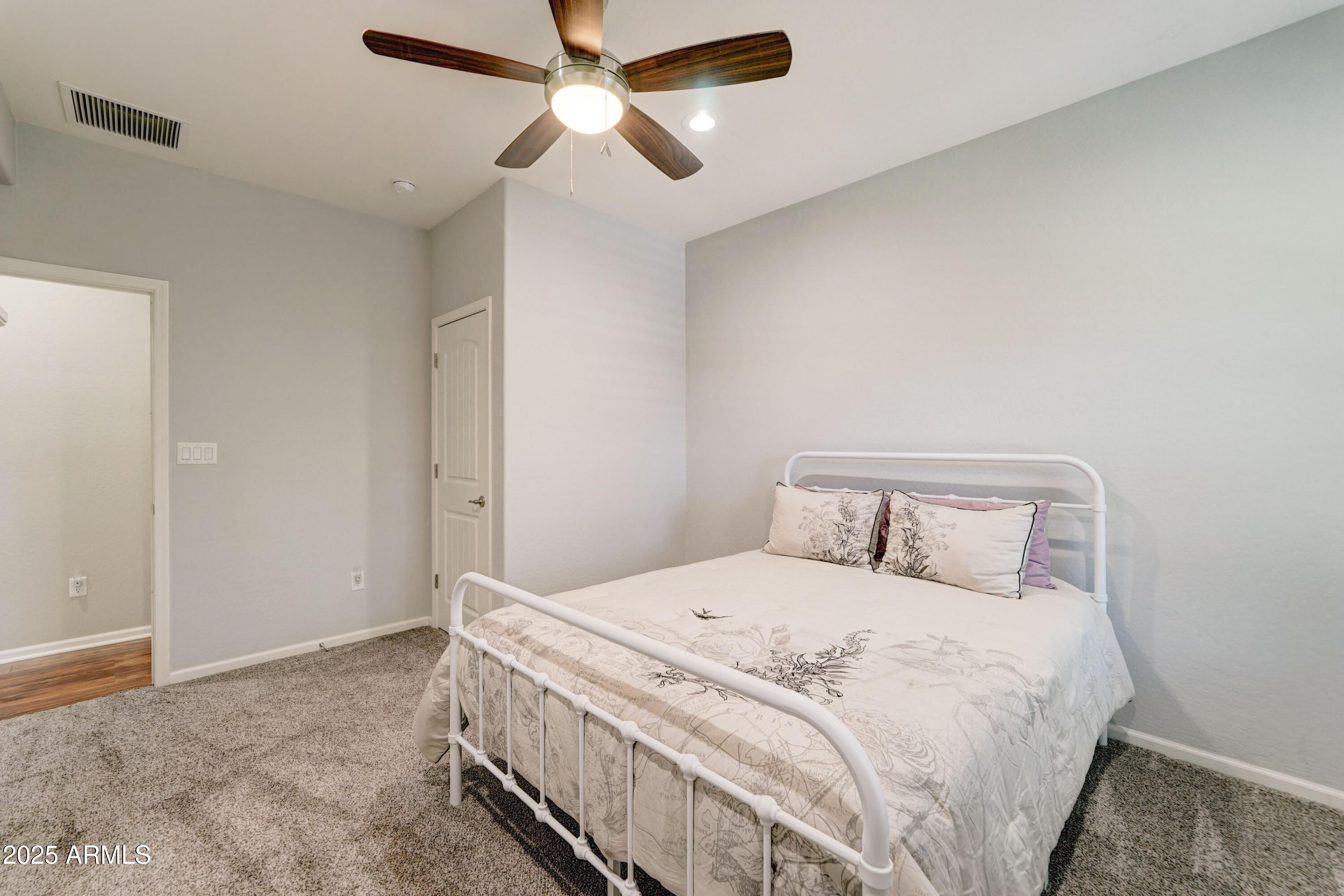 4001 E INDIANOLA Avenue