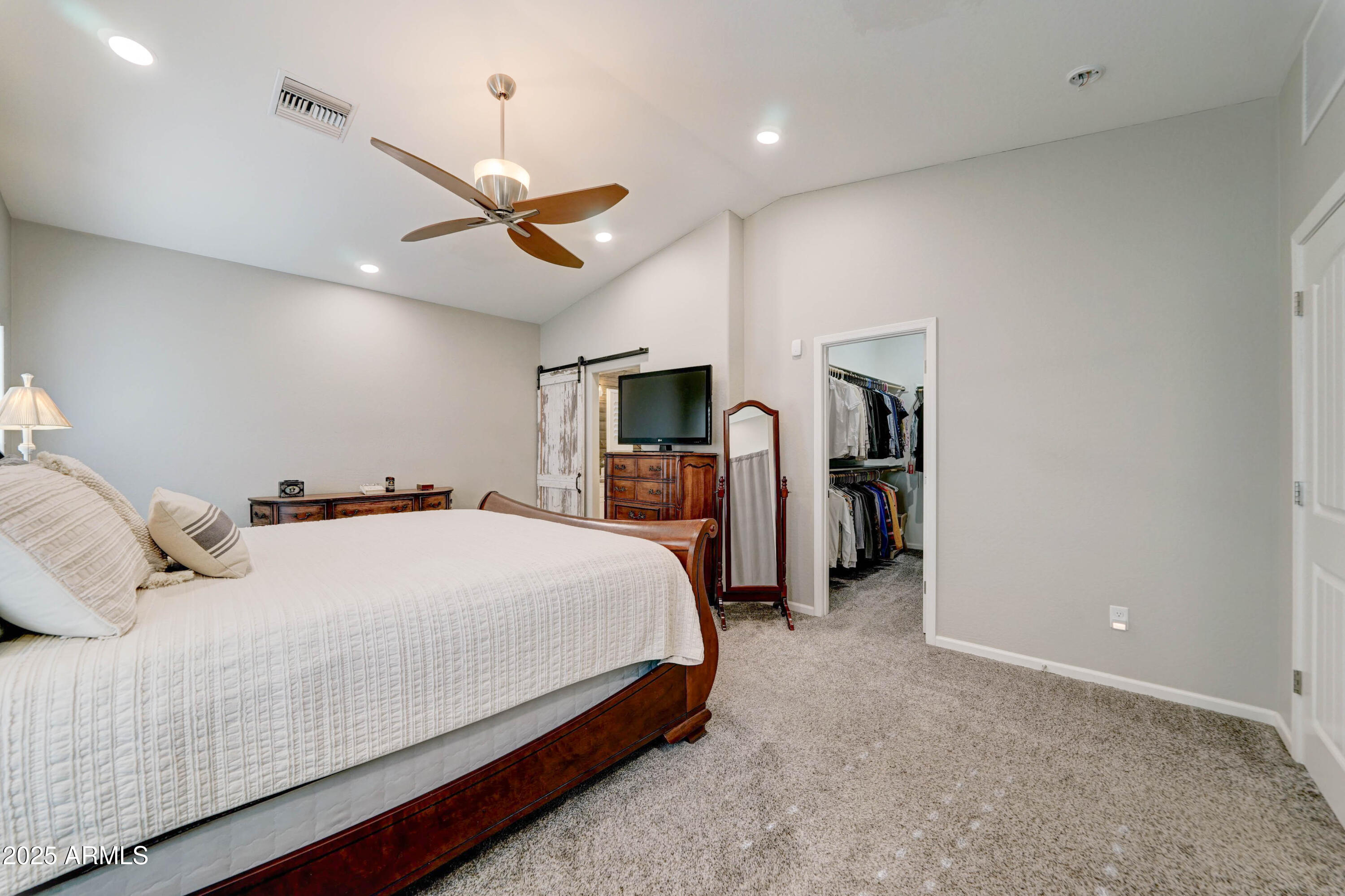 4001 E INDIANOLA Avenue