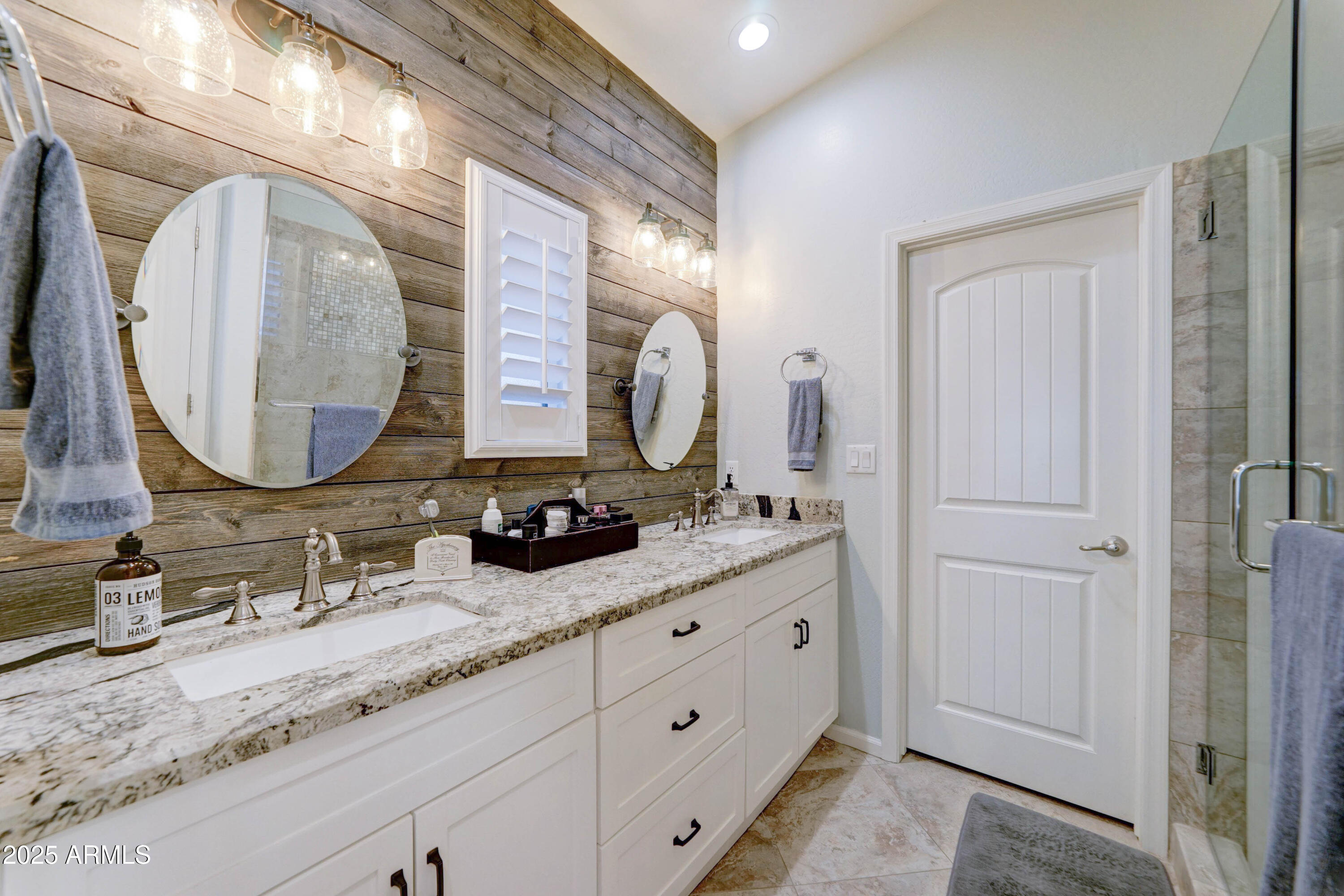 4001 E INDIANOLA Avenue