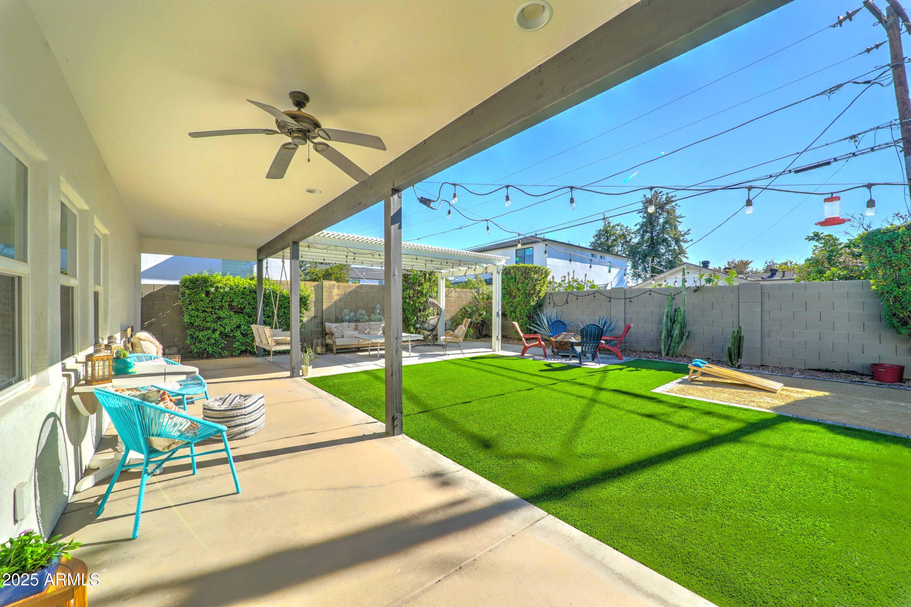 4001 E INDIANOLA Avenue