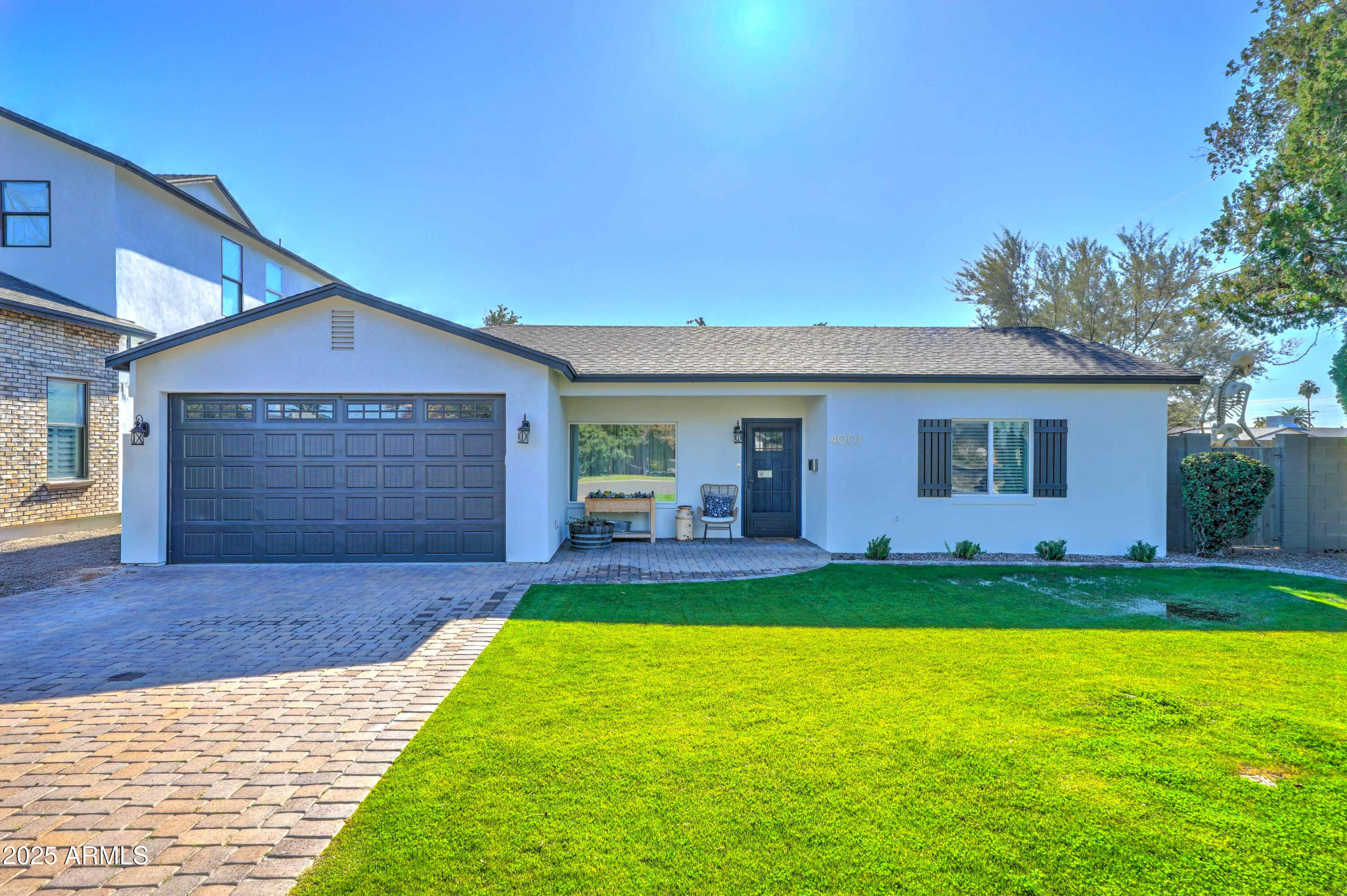 4001 E INDIANOLA Avenue