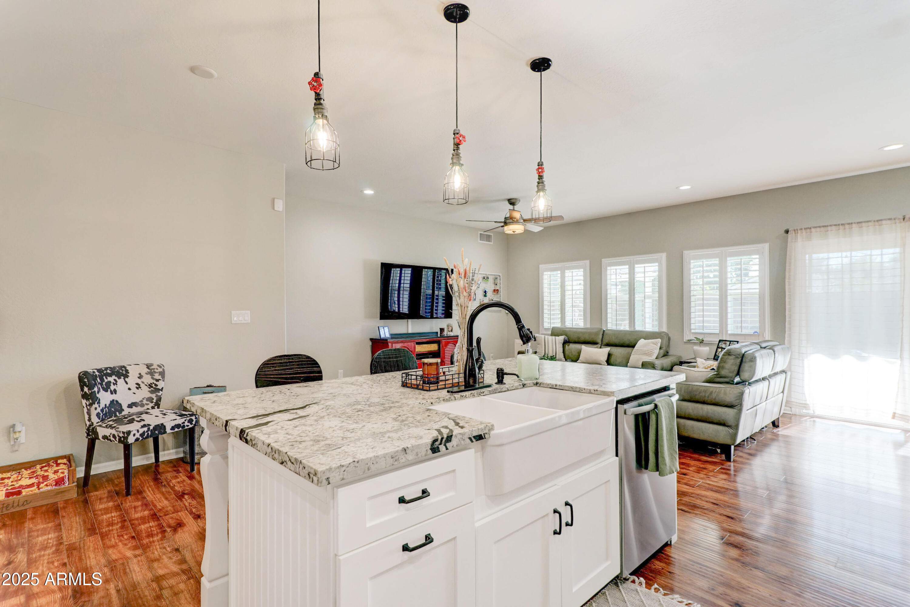 4001 E INDIANOLA Avenue