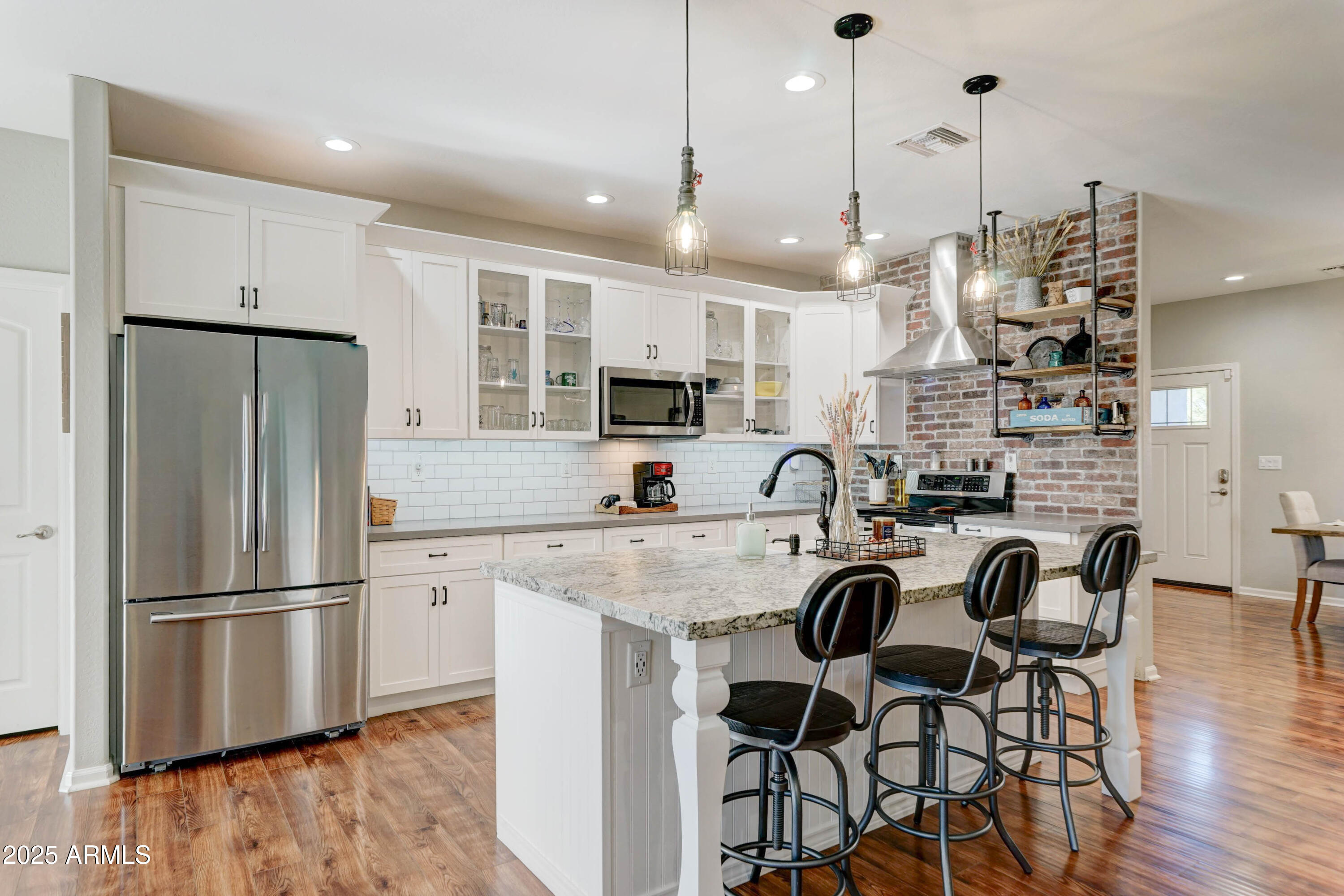 4001 E INDIANOLA Avenue