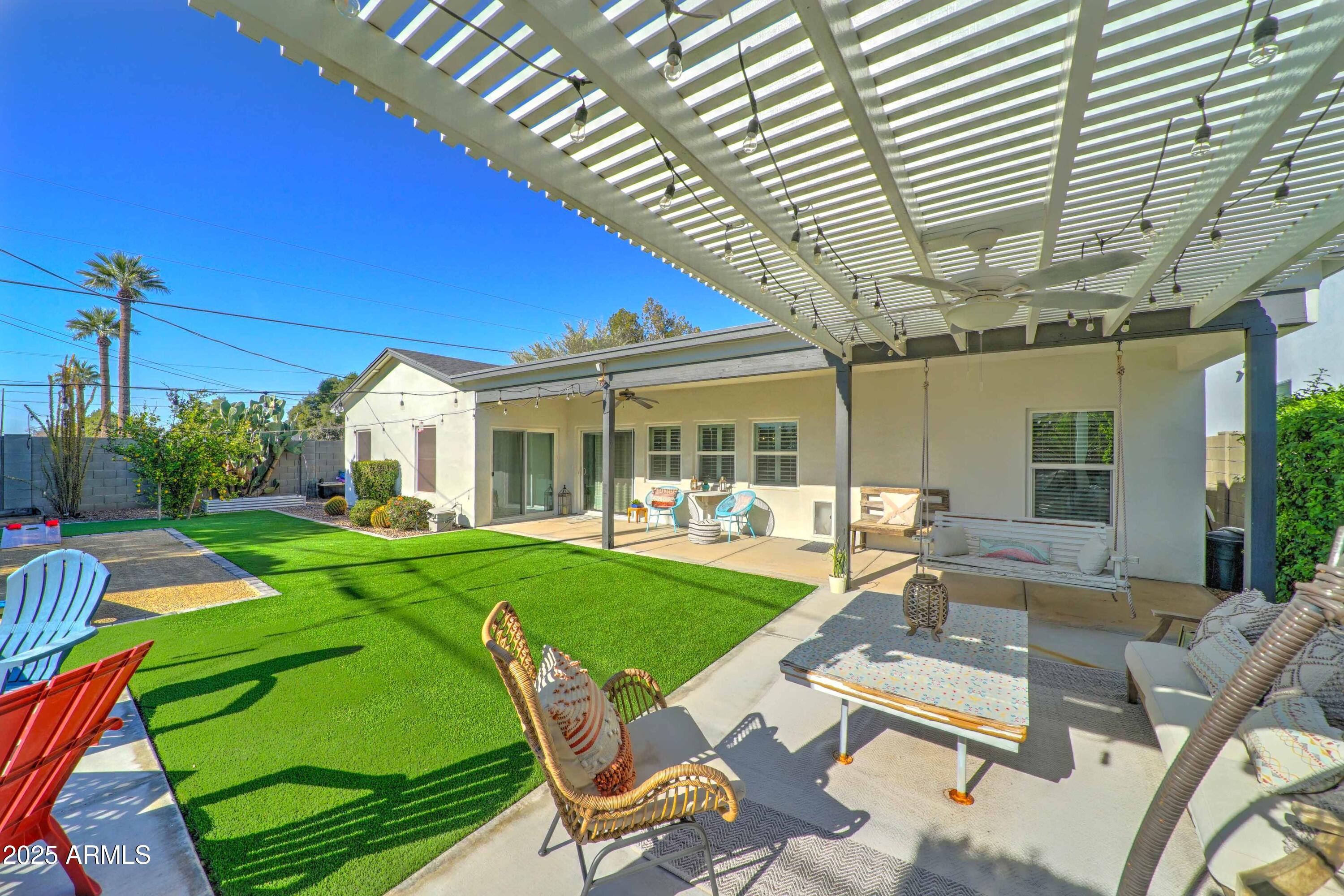 4001 E INDIANOLA Avenue