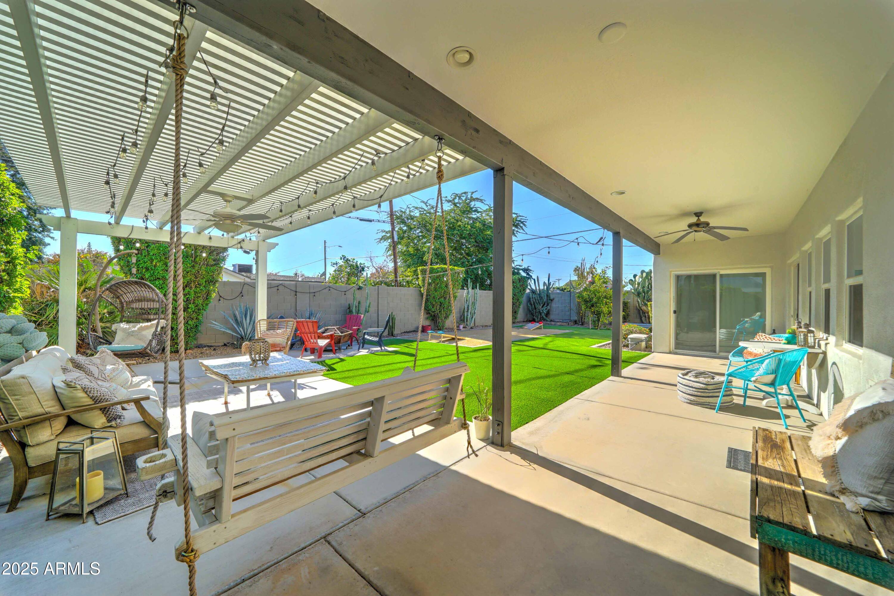 4001 E INDIANOLA Avenue