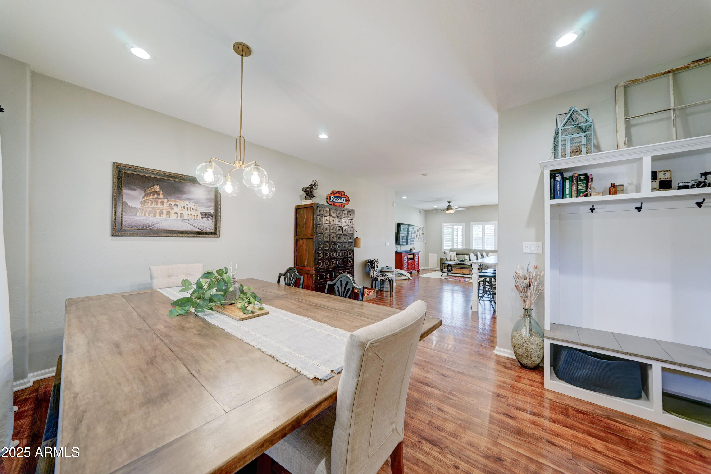 4001 E INDIANOLA Avenue