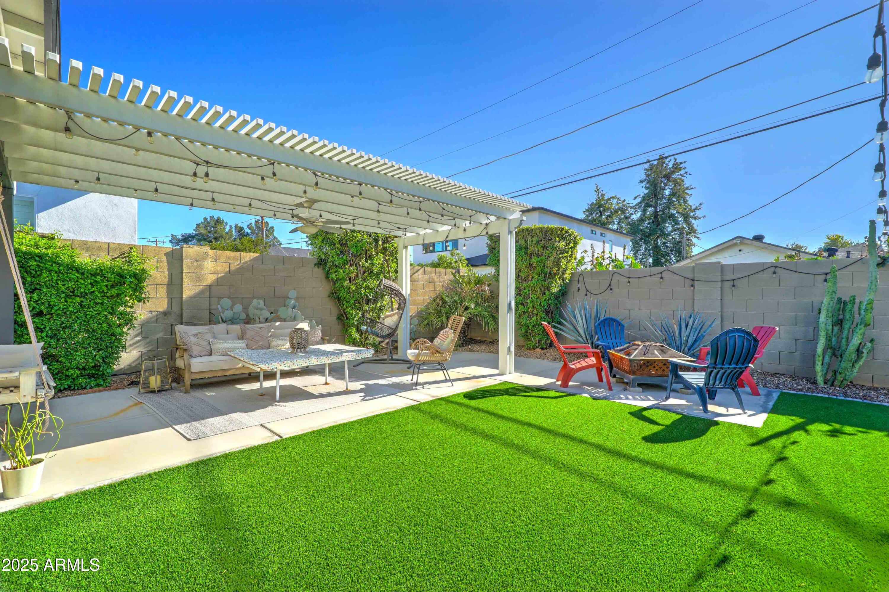 4001 E INDIANOLA Avenue