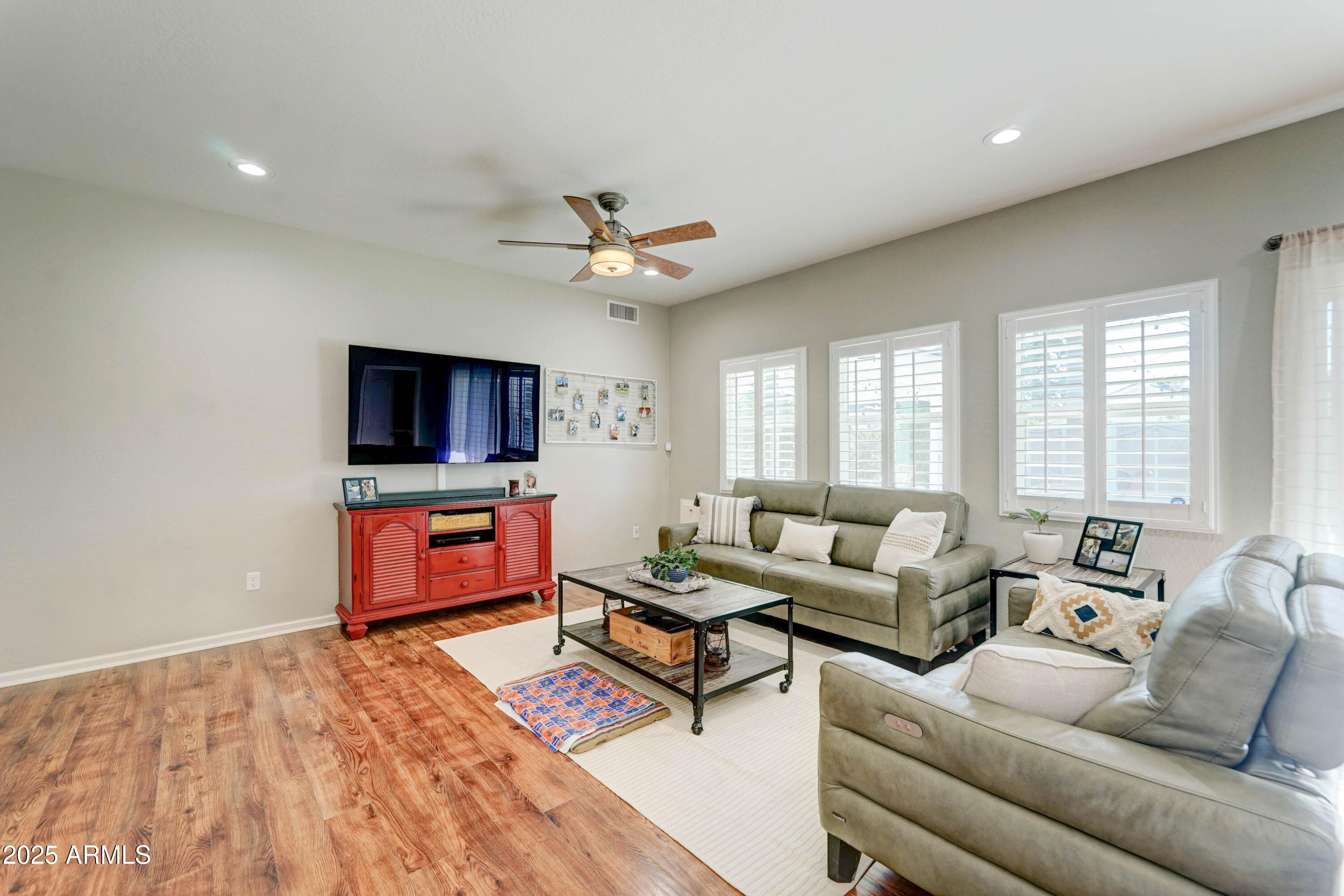 4001 E INDIANOLA Avenue