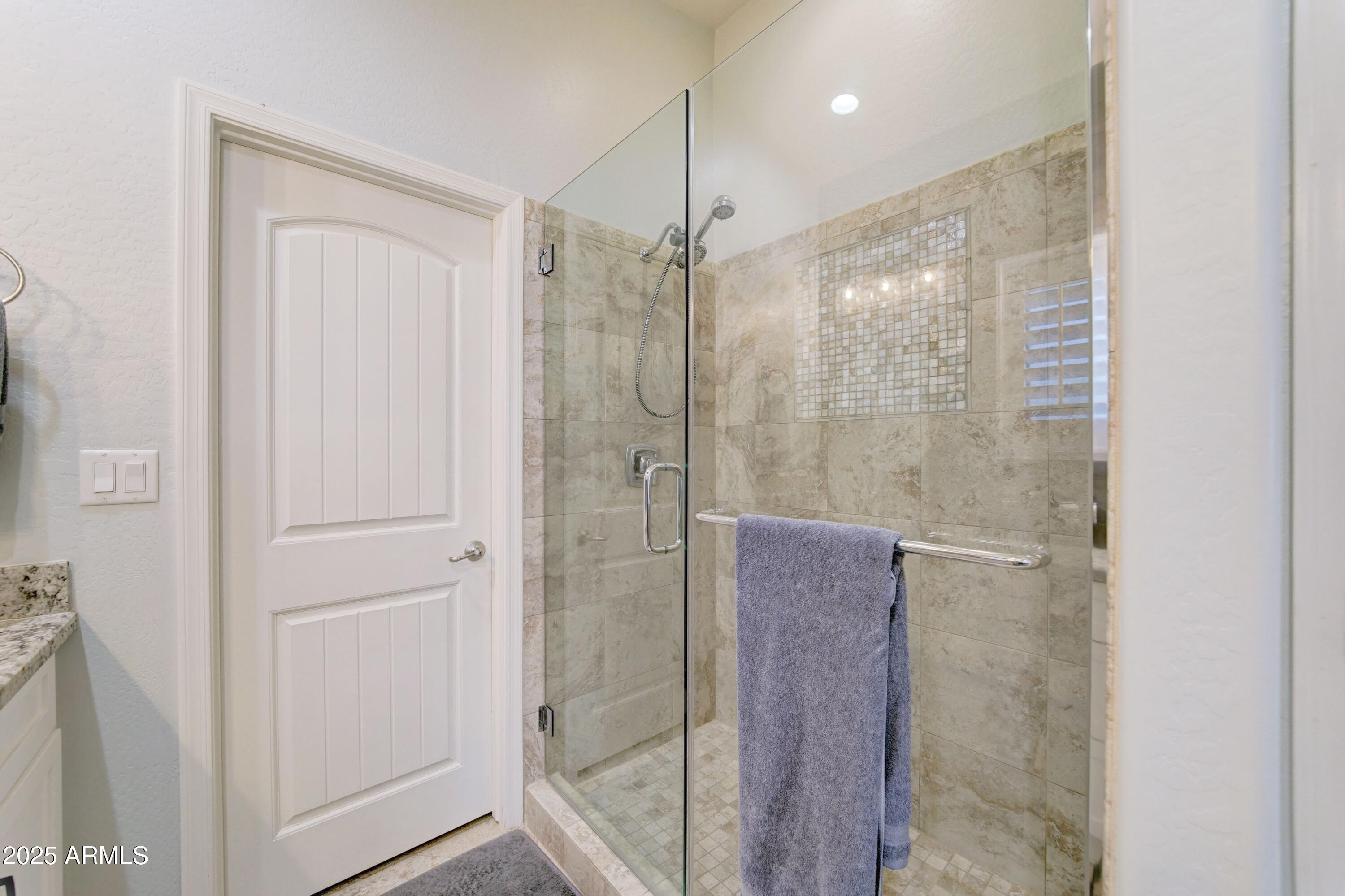 4001 E INDIANOLA Avenue