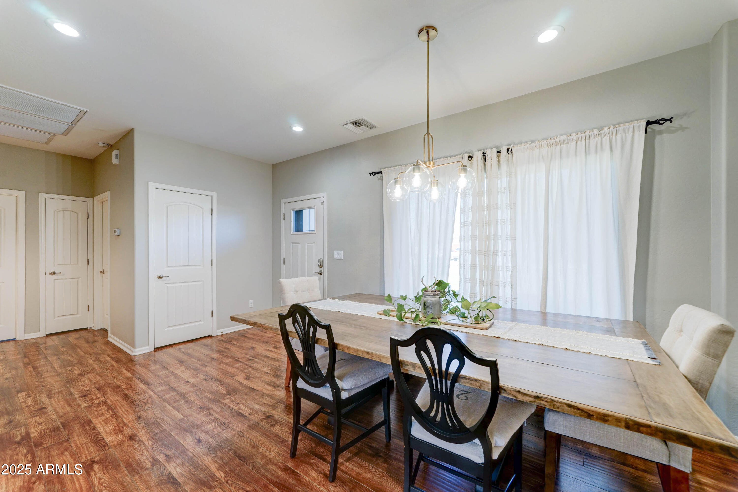 4001 E INDIANOLA Avenue