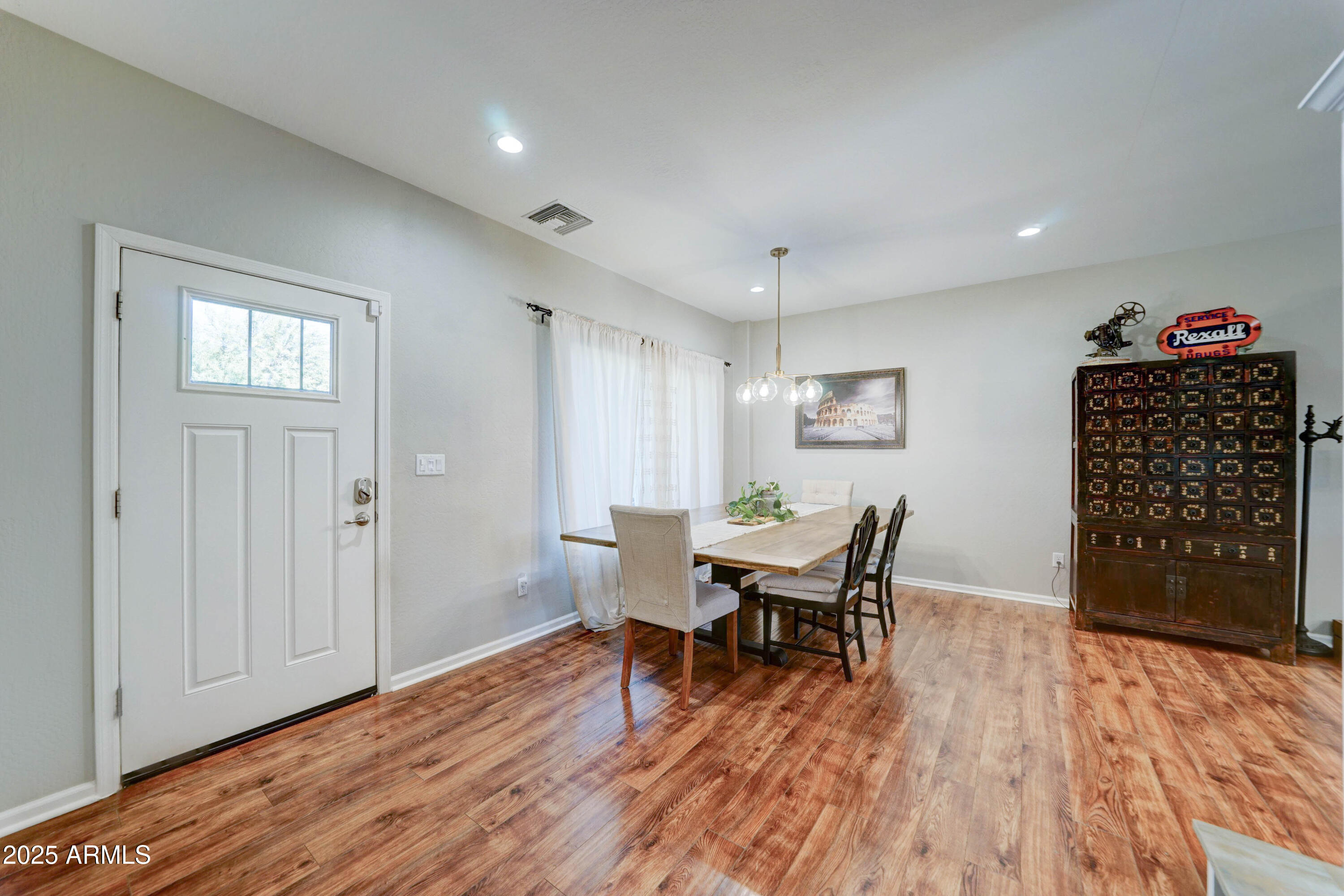 4001 E INDIANOLA Avenue