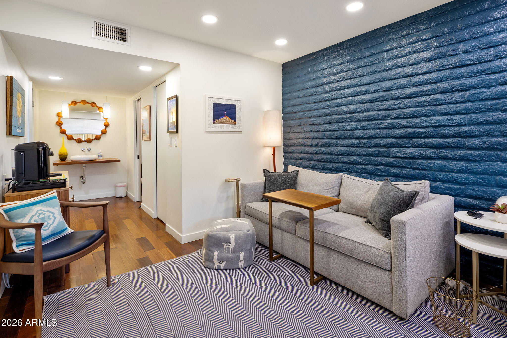 1677 E MARYLAND Avenue