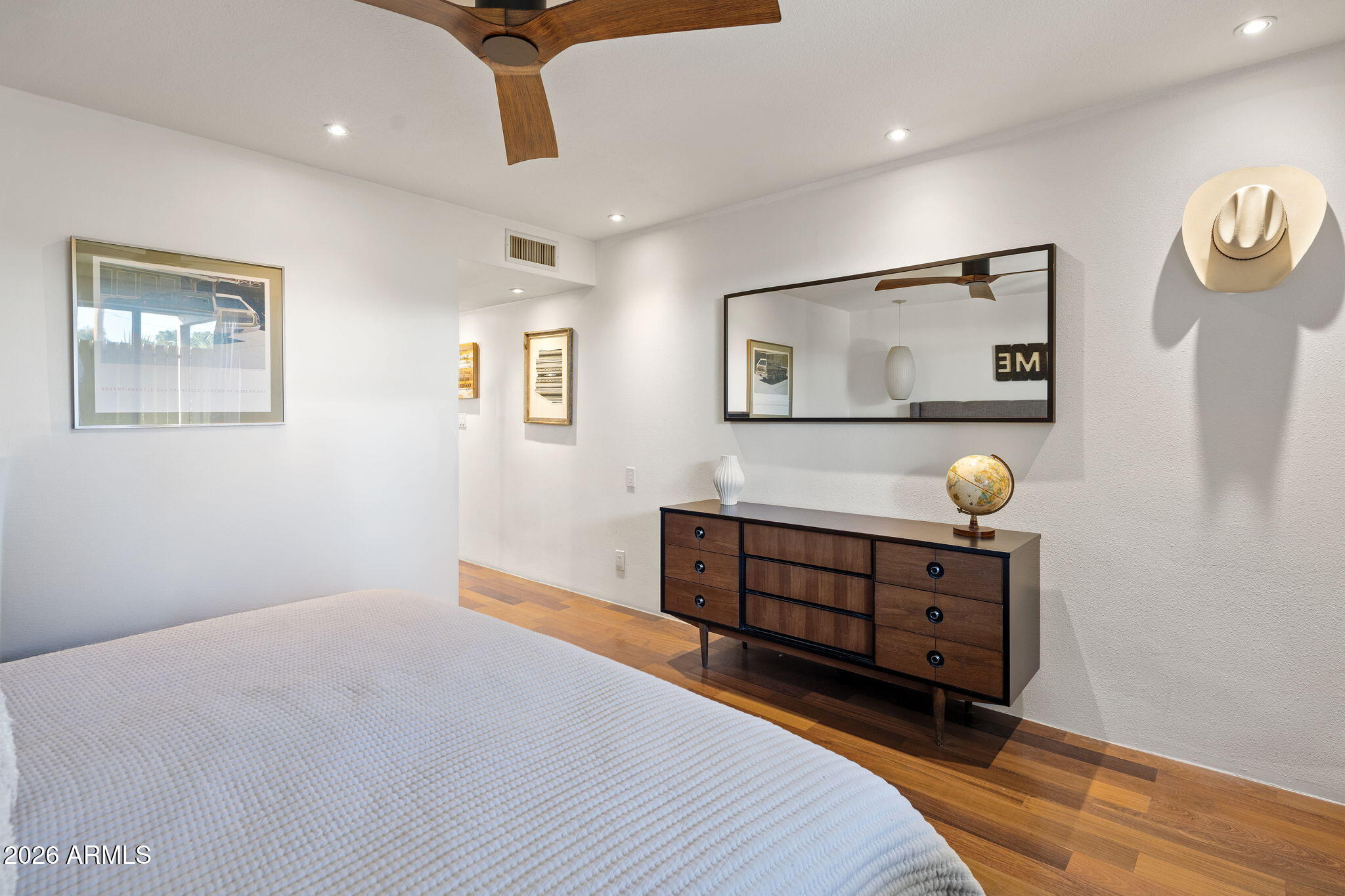 1677 E MARYLAND Avenue