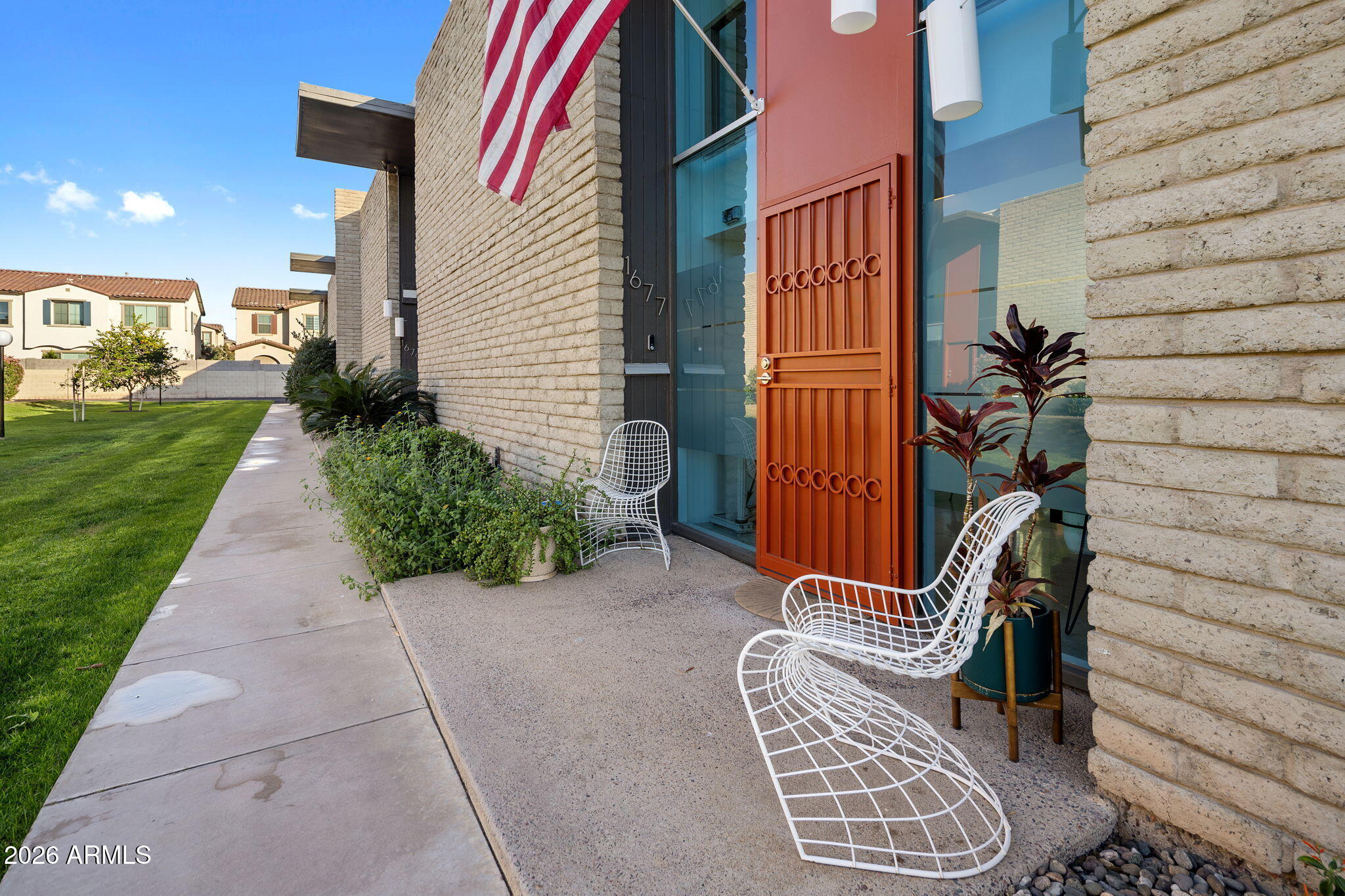 1677 E MARYLAND Avenue