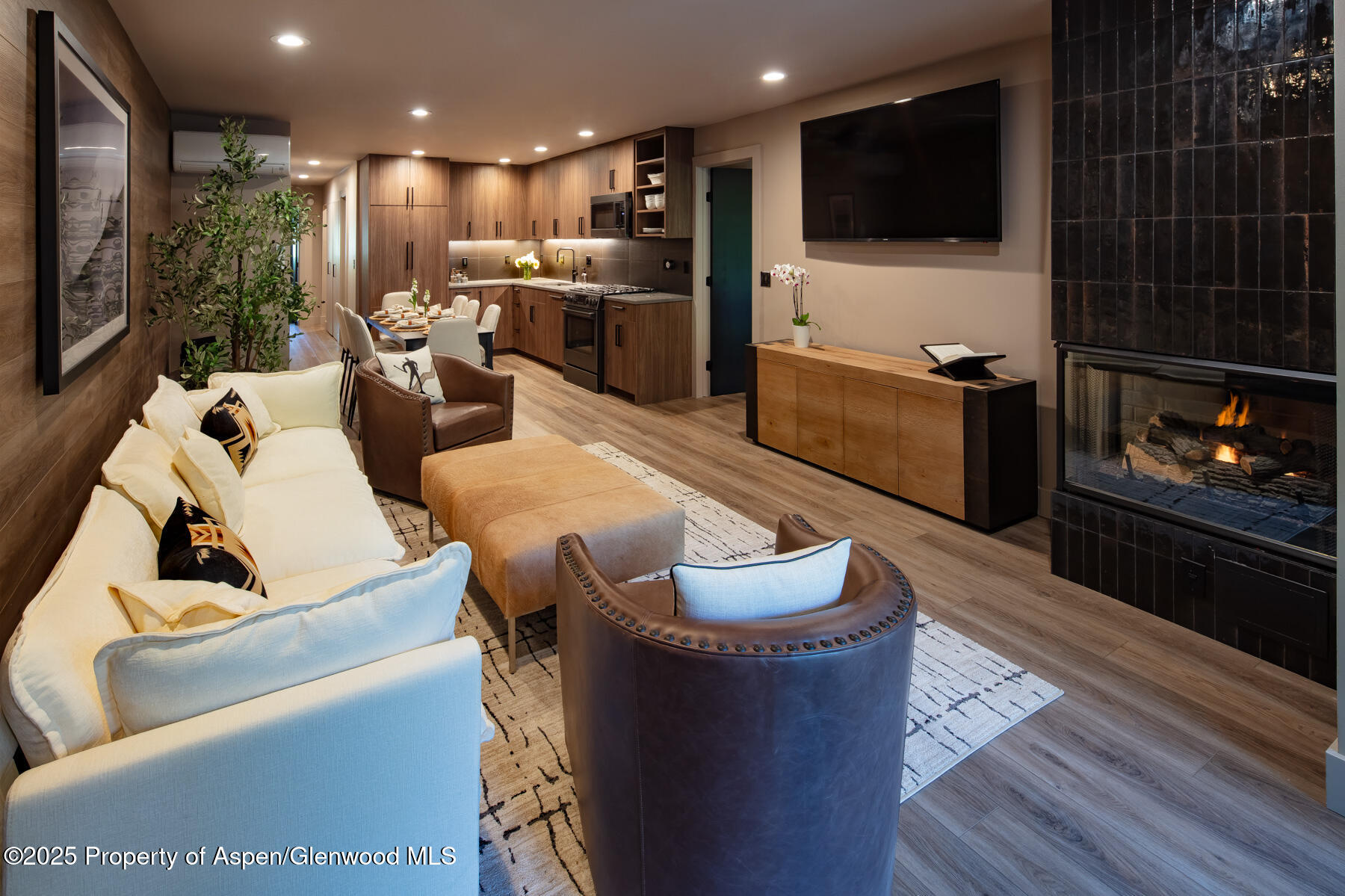 100 E Dean Street, 1B