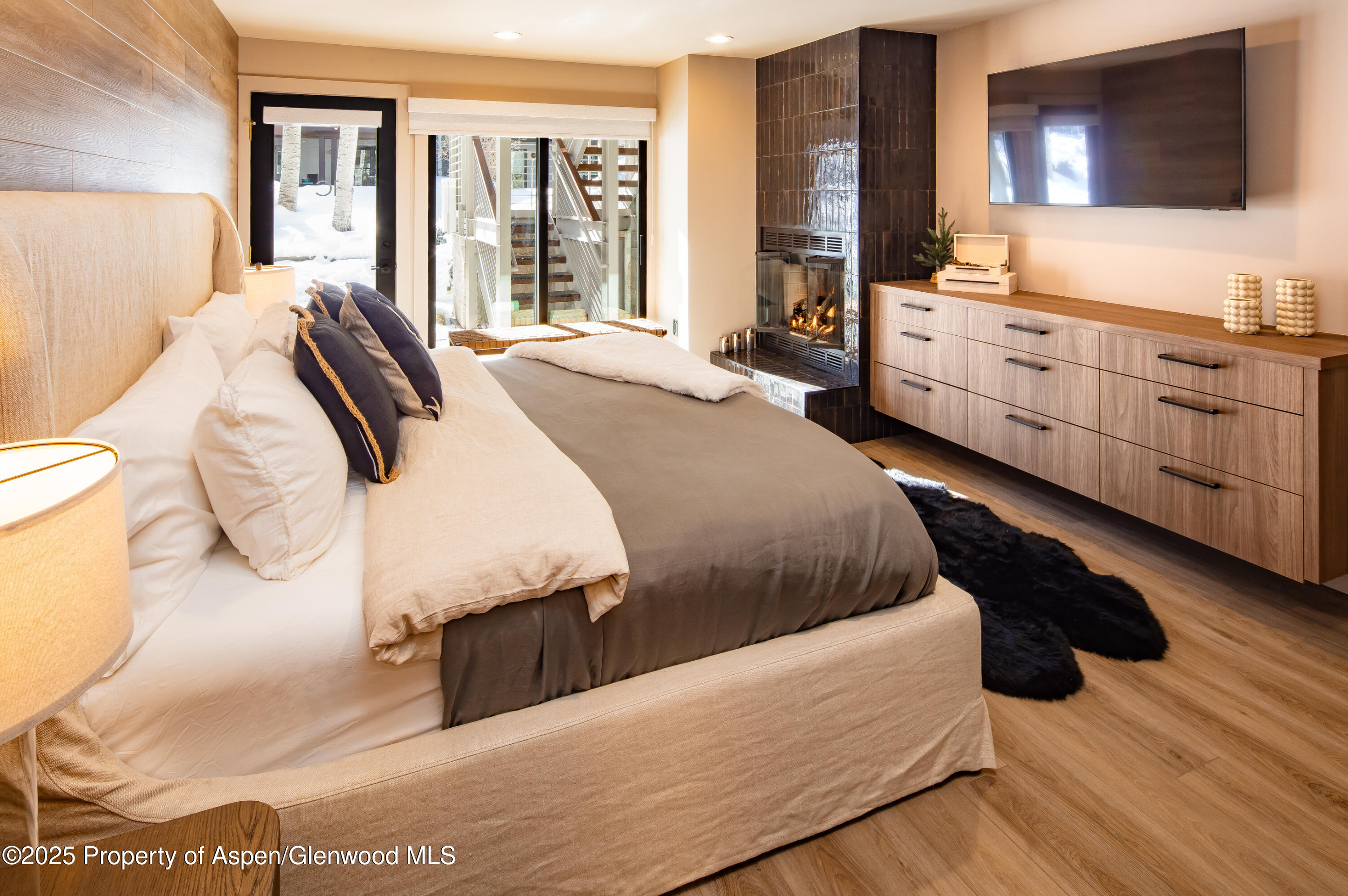 100 E Dean Street, 1B