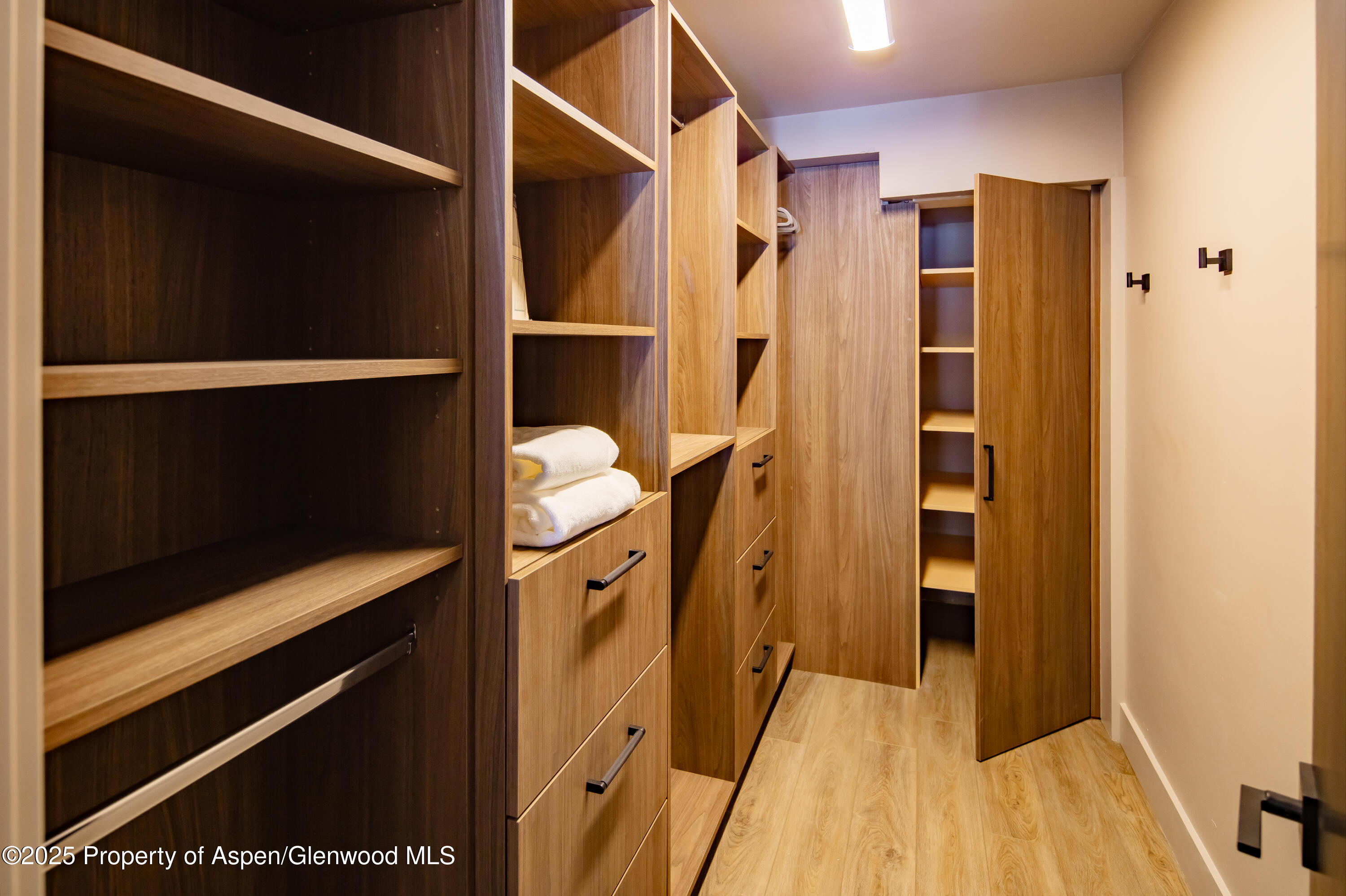 100 E Dean Street, 1B