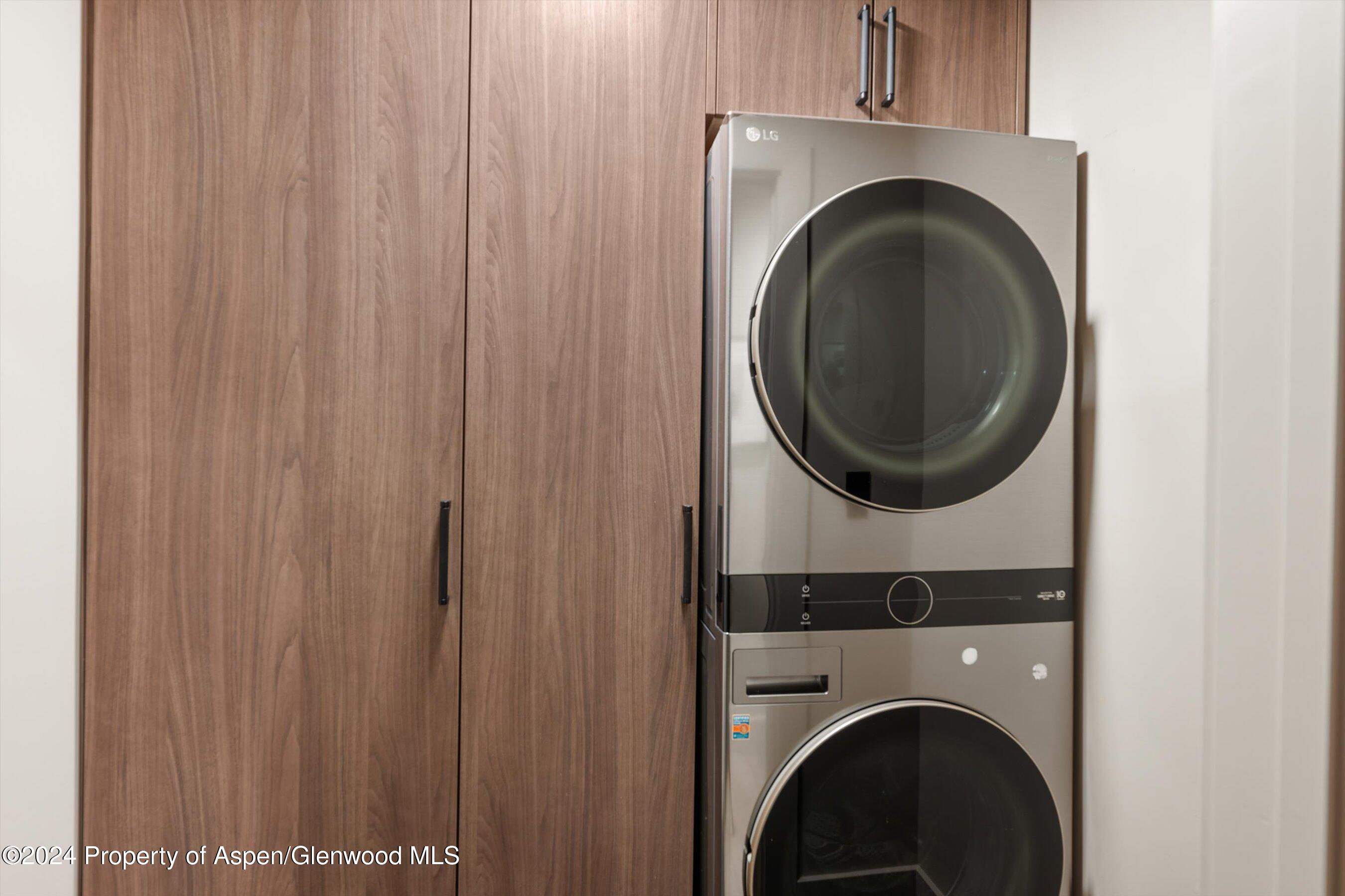 100 E Dean Street, 1B