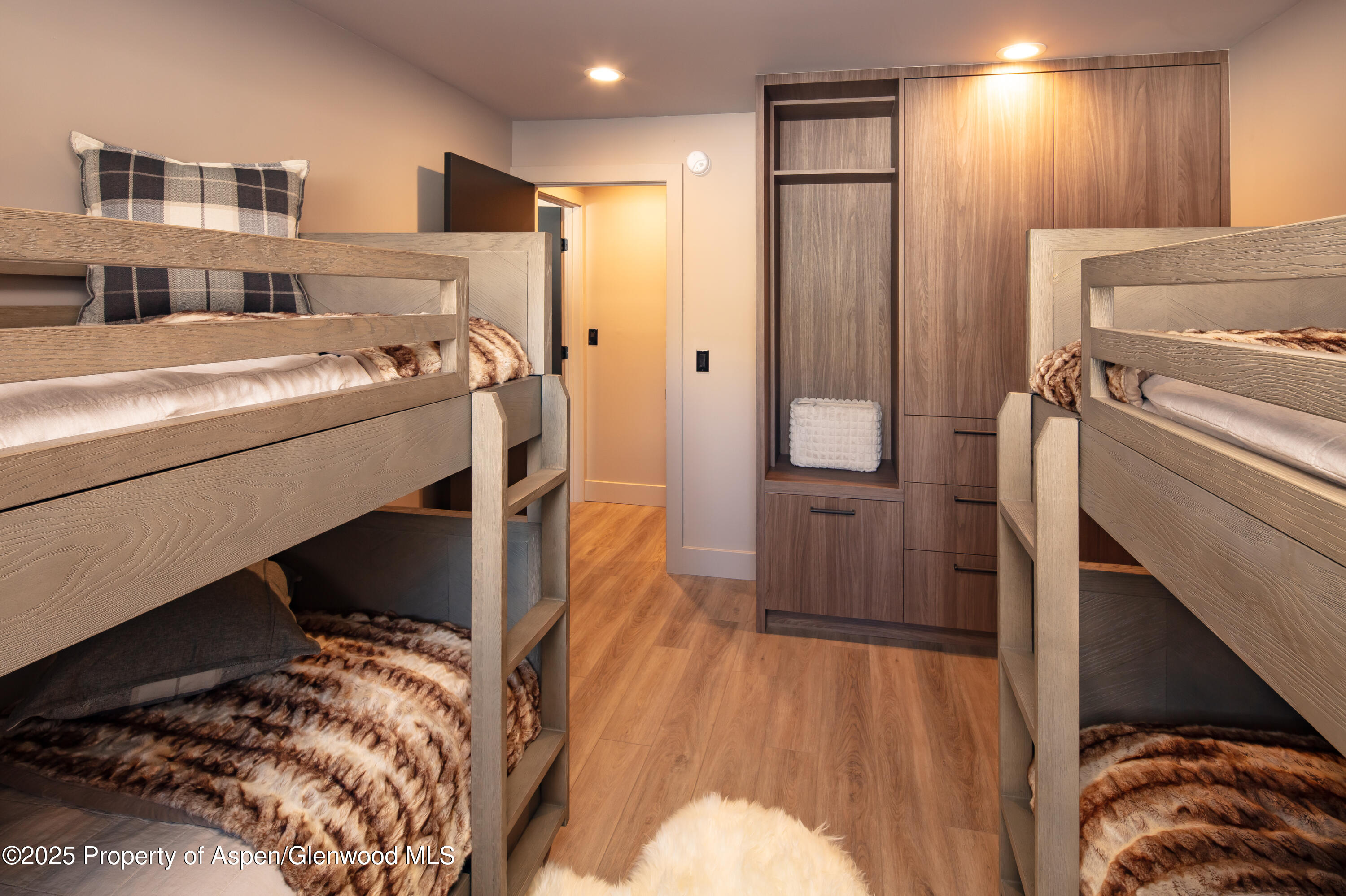 100 E Dean Street, 1B