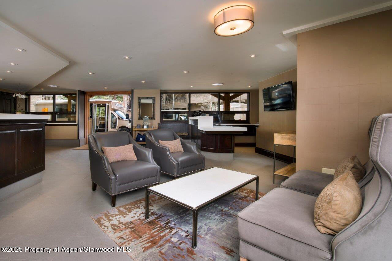 610 S West End Street D206