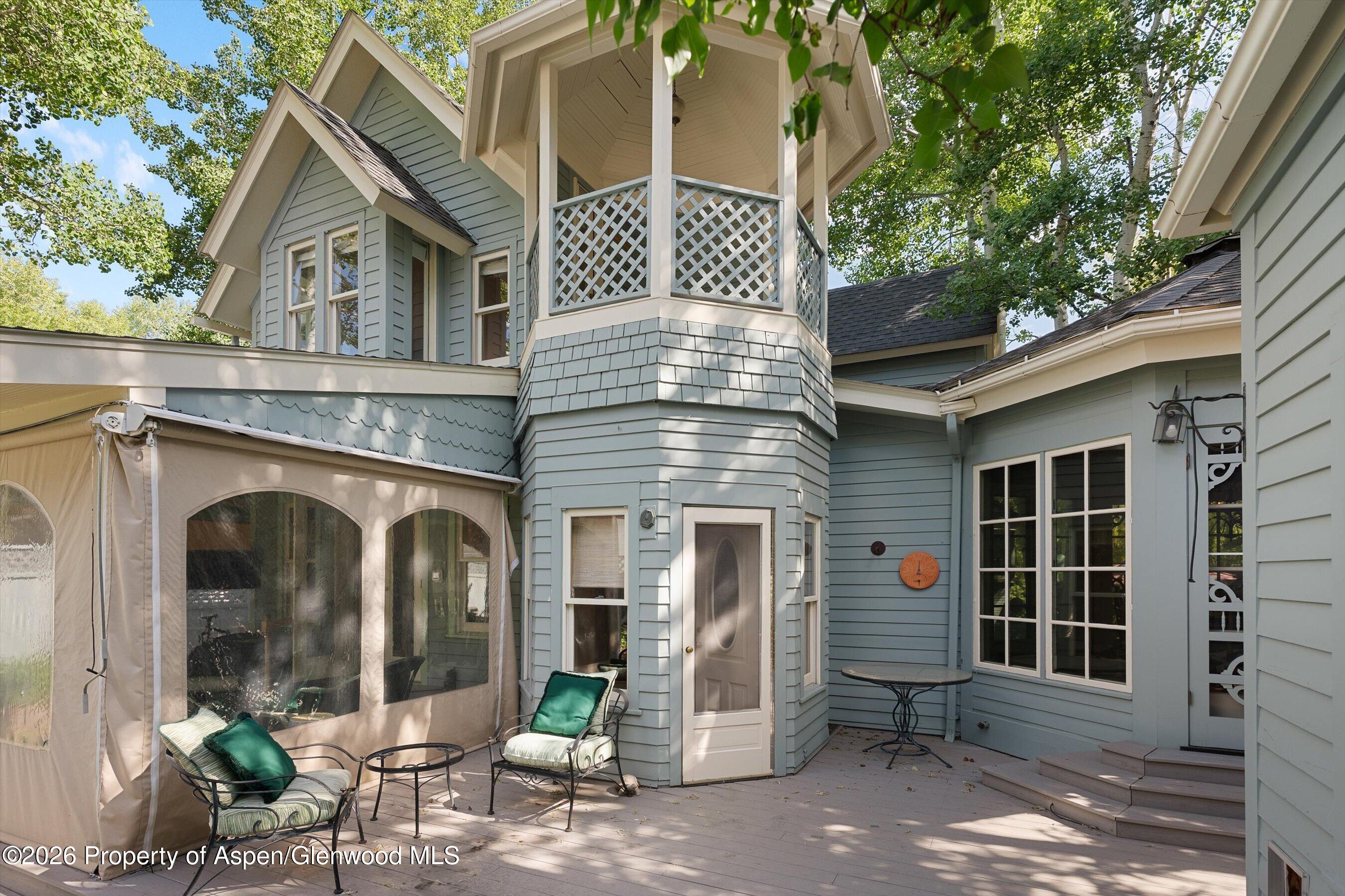 715 W Smuggler Street