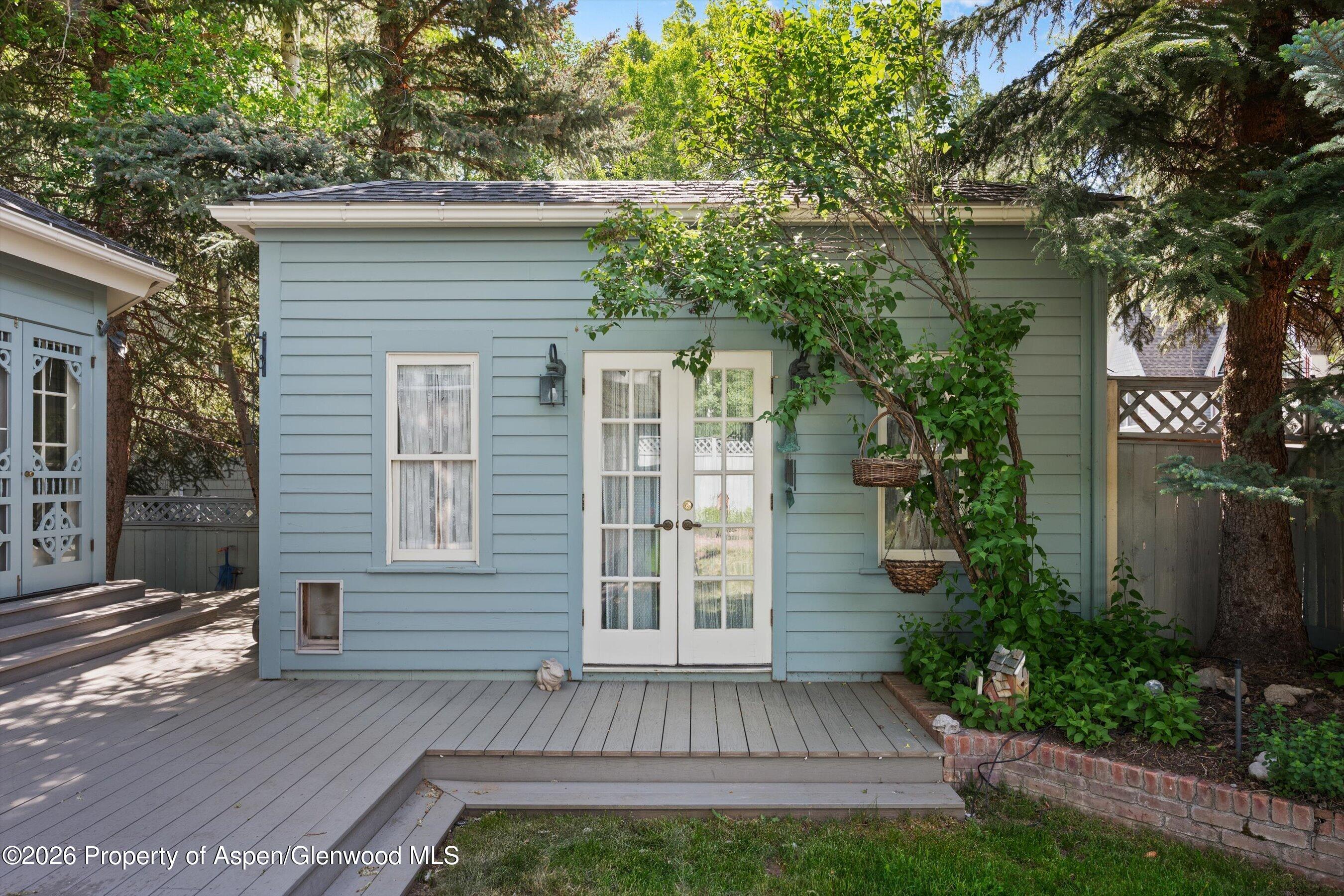 715 W Smuggler Street