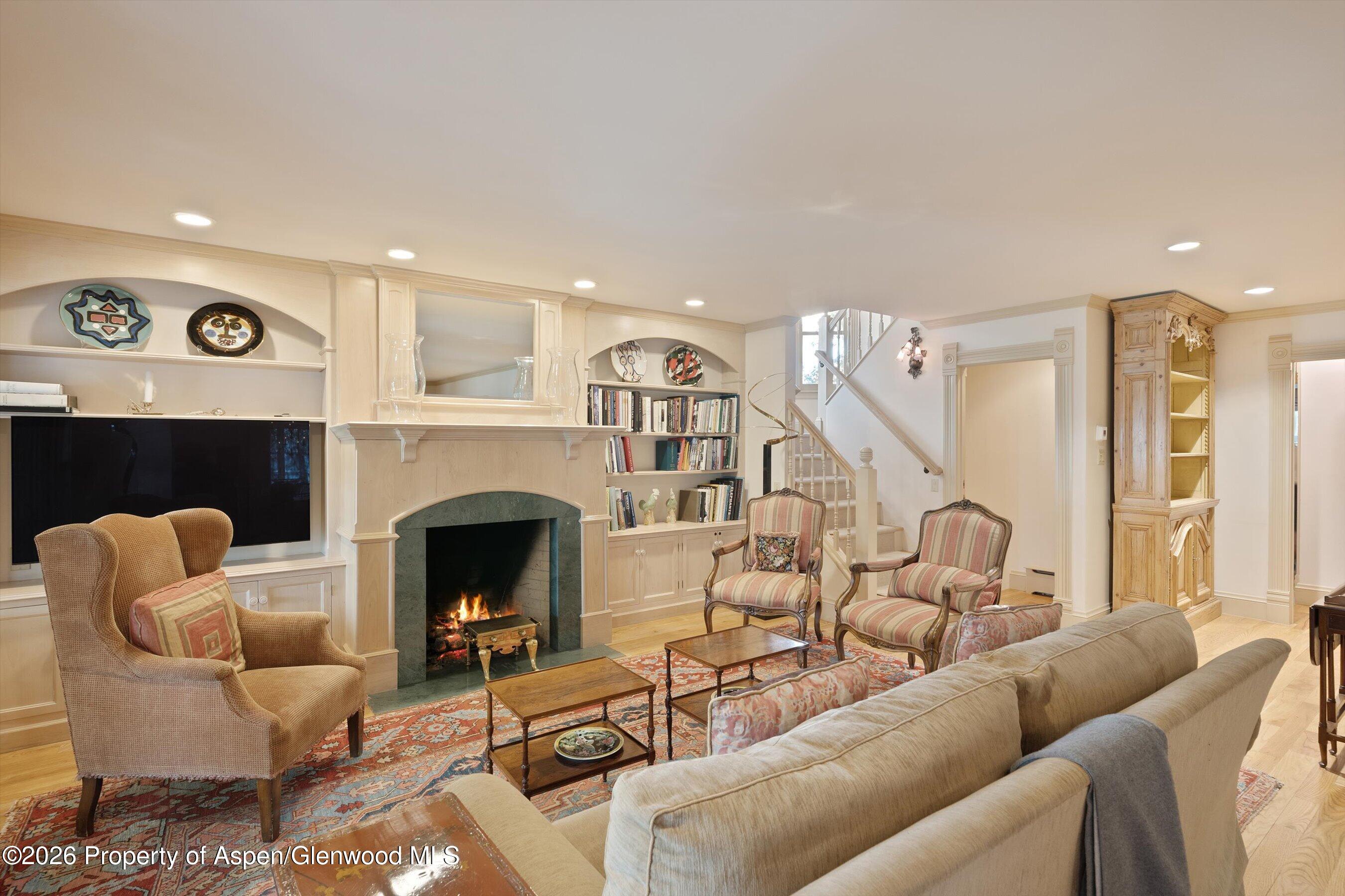 715 W Smuggler Street