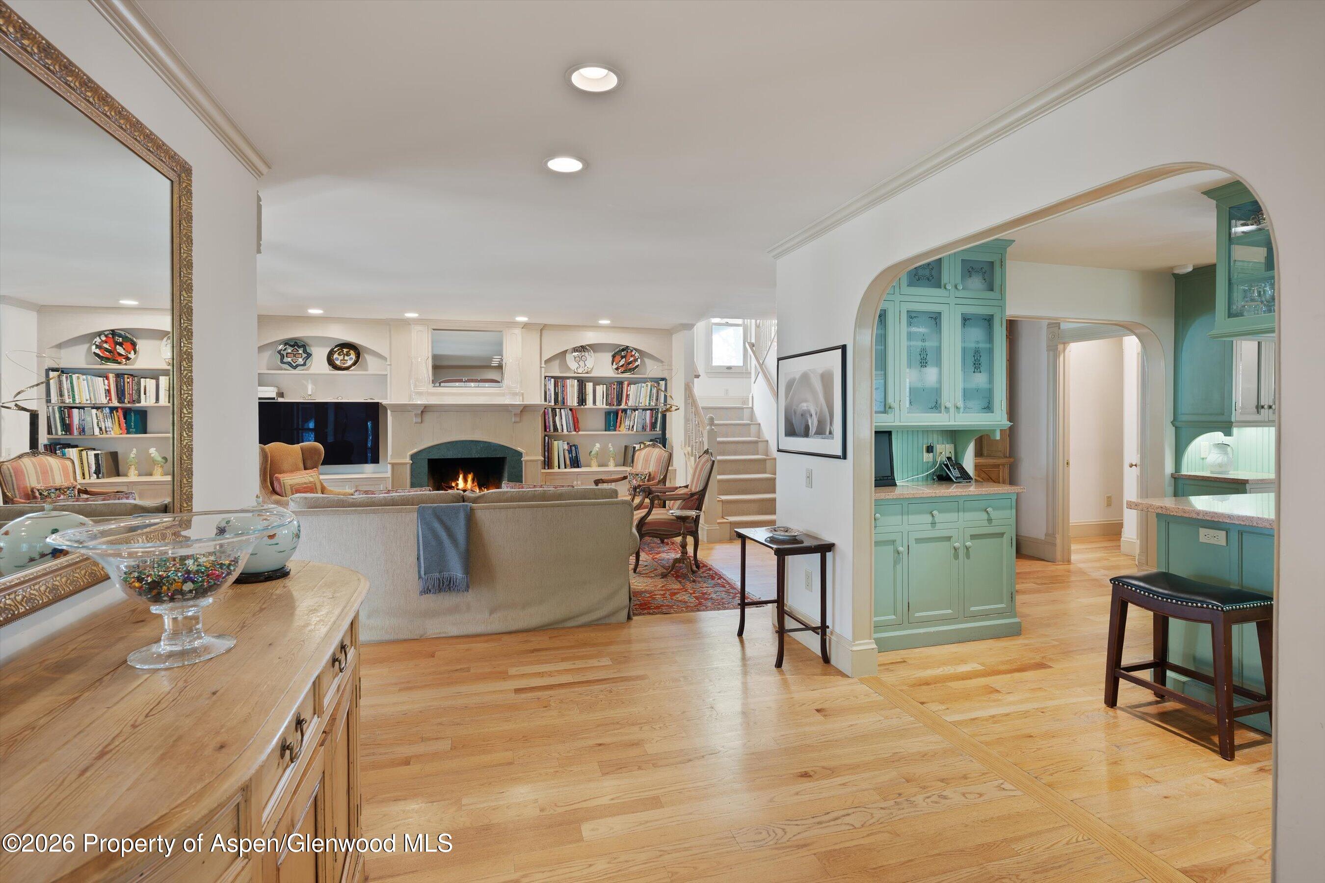 715 W Smuggler Street