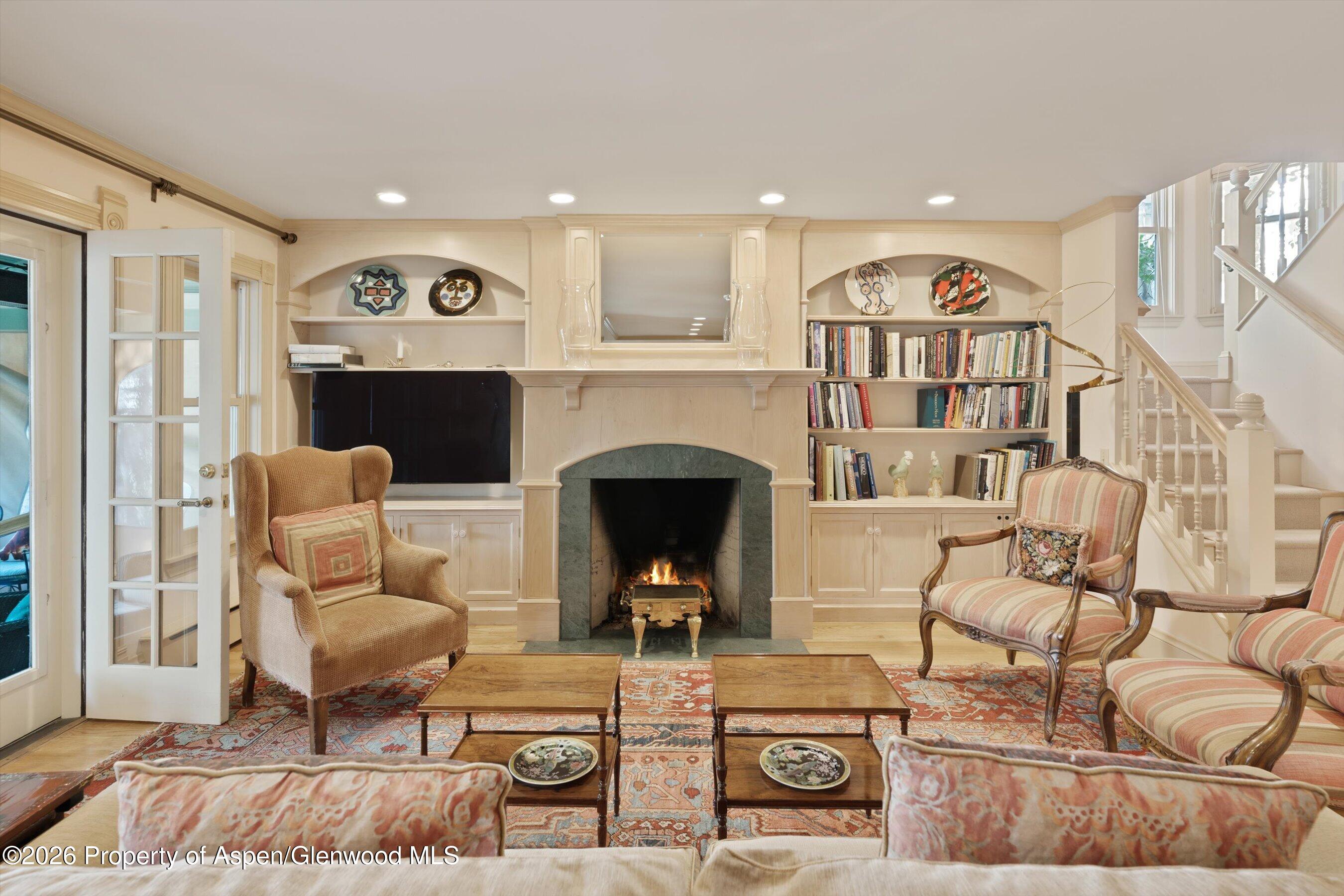 715 W Smuggler Street