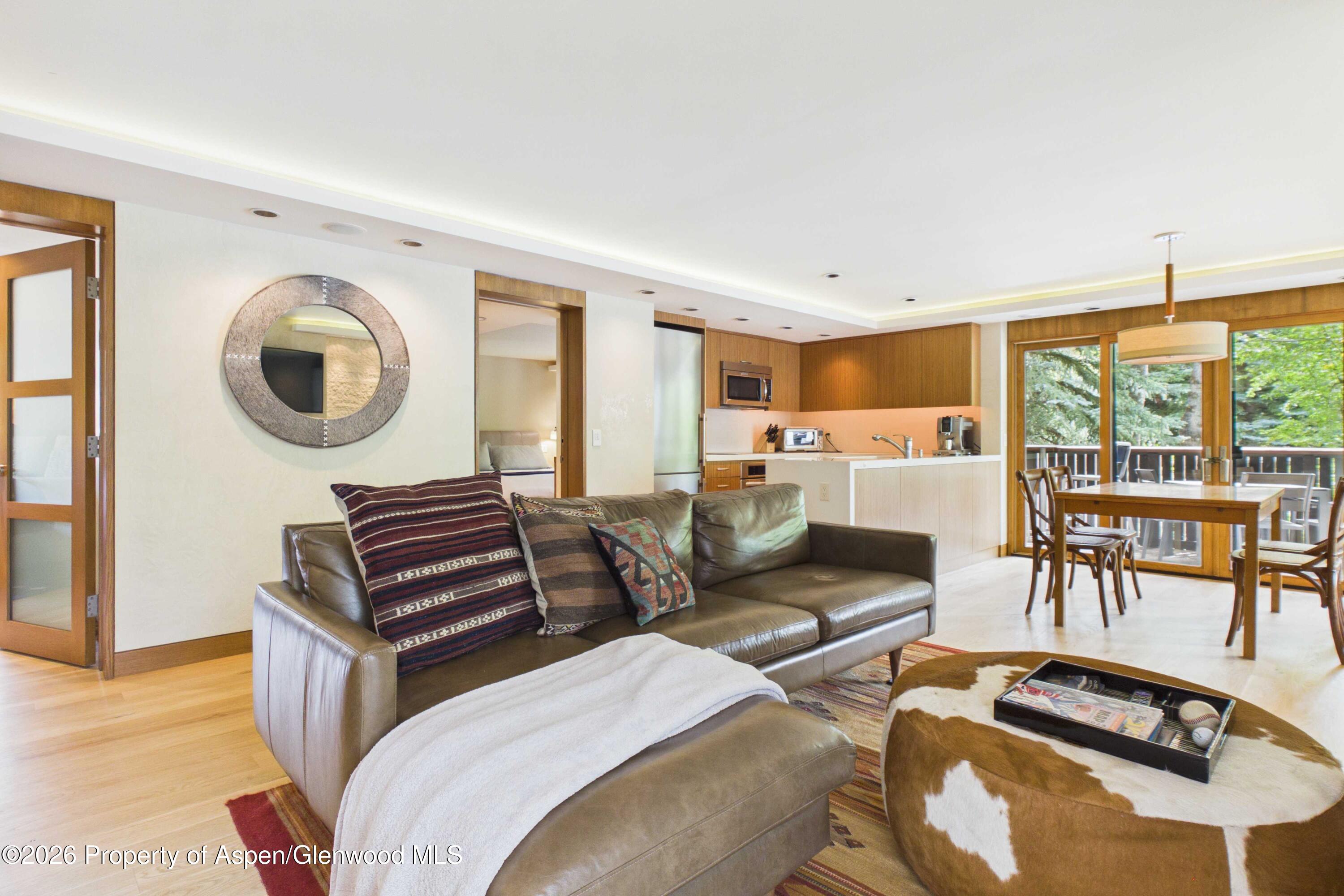 400 W Hopkins Avenue Unit: 6/7