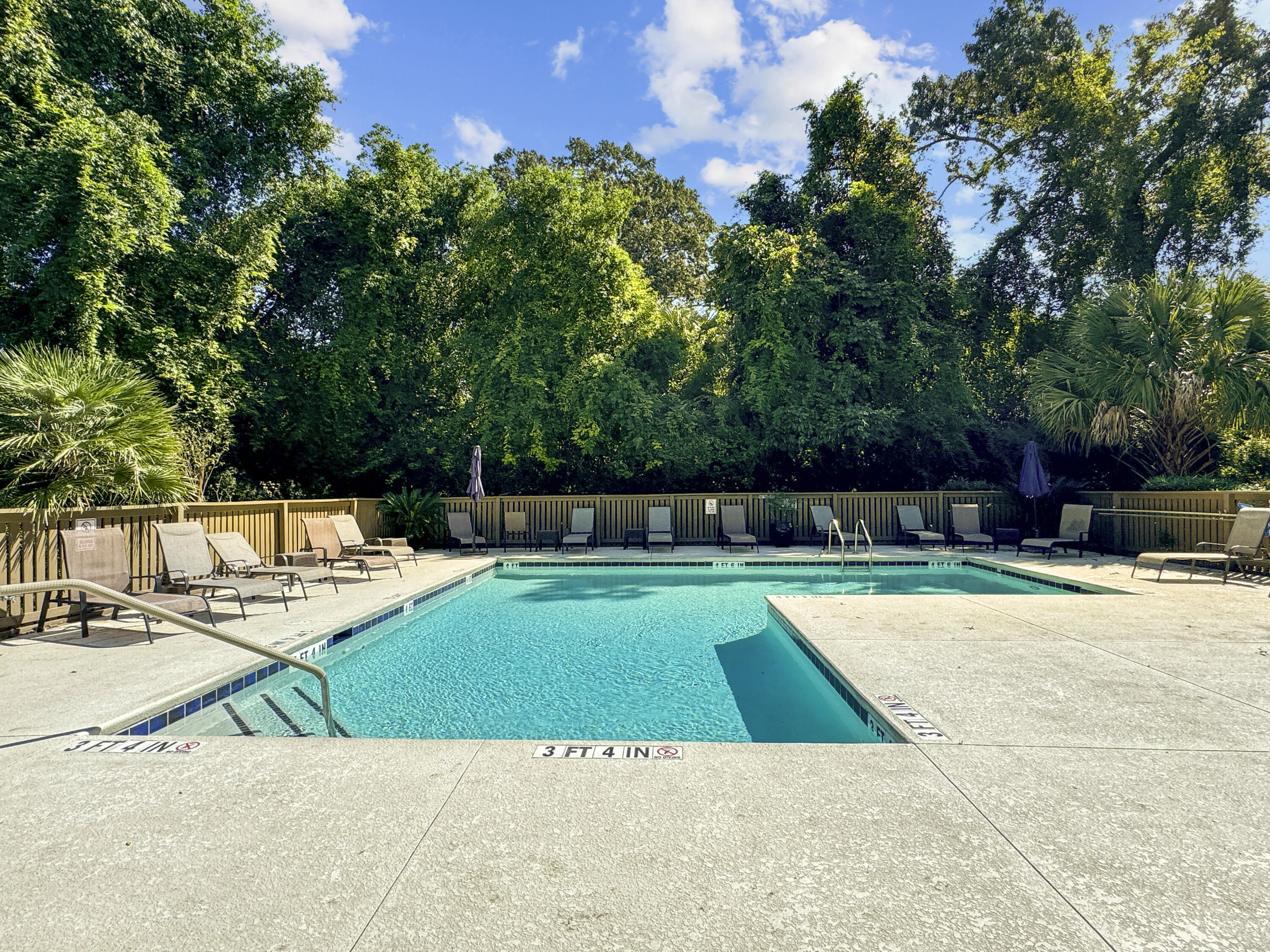 5520 Colonial Chatsworth Circle