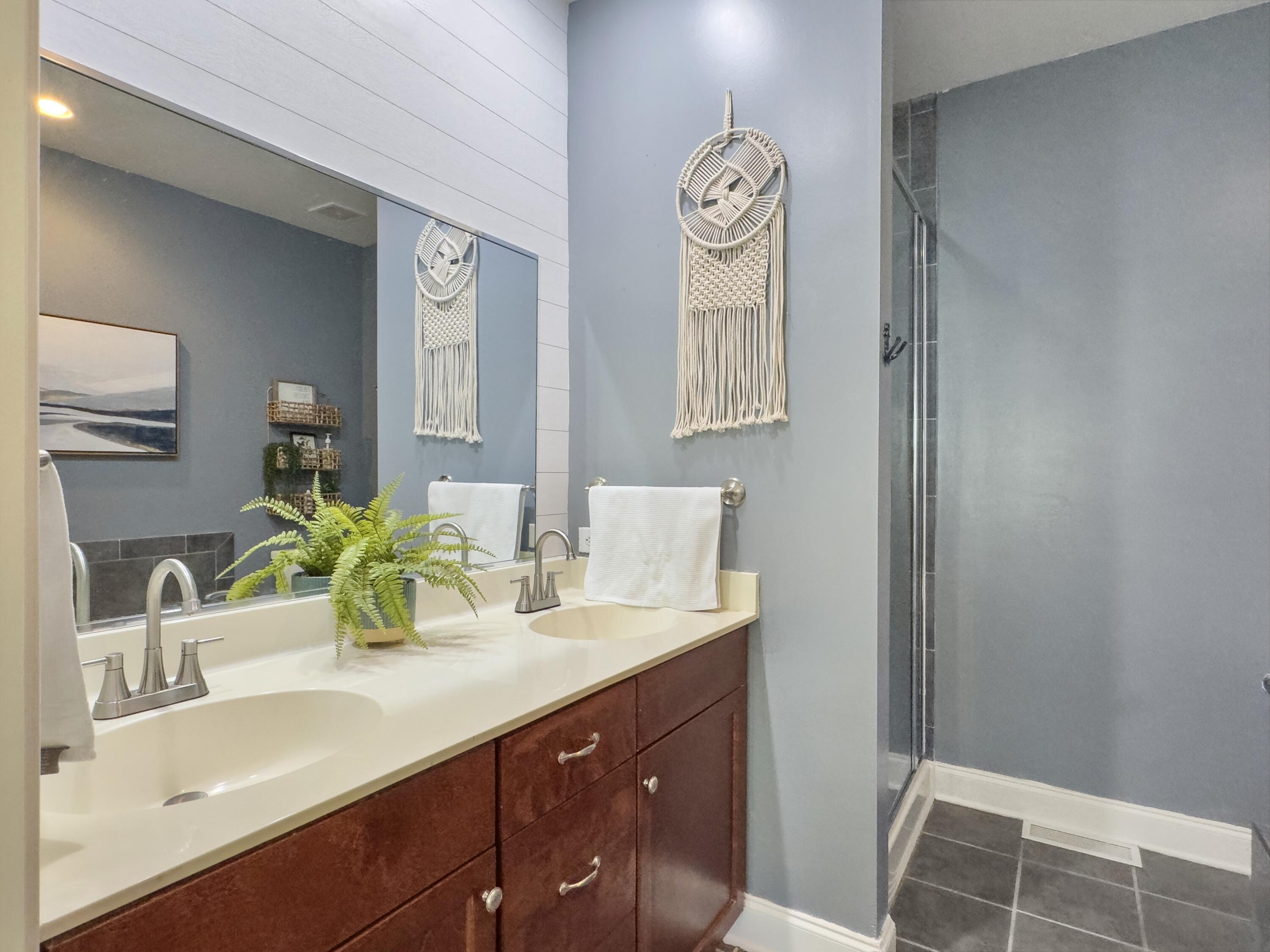 5520 Colonial Chatsworth Circle