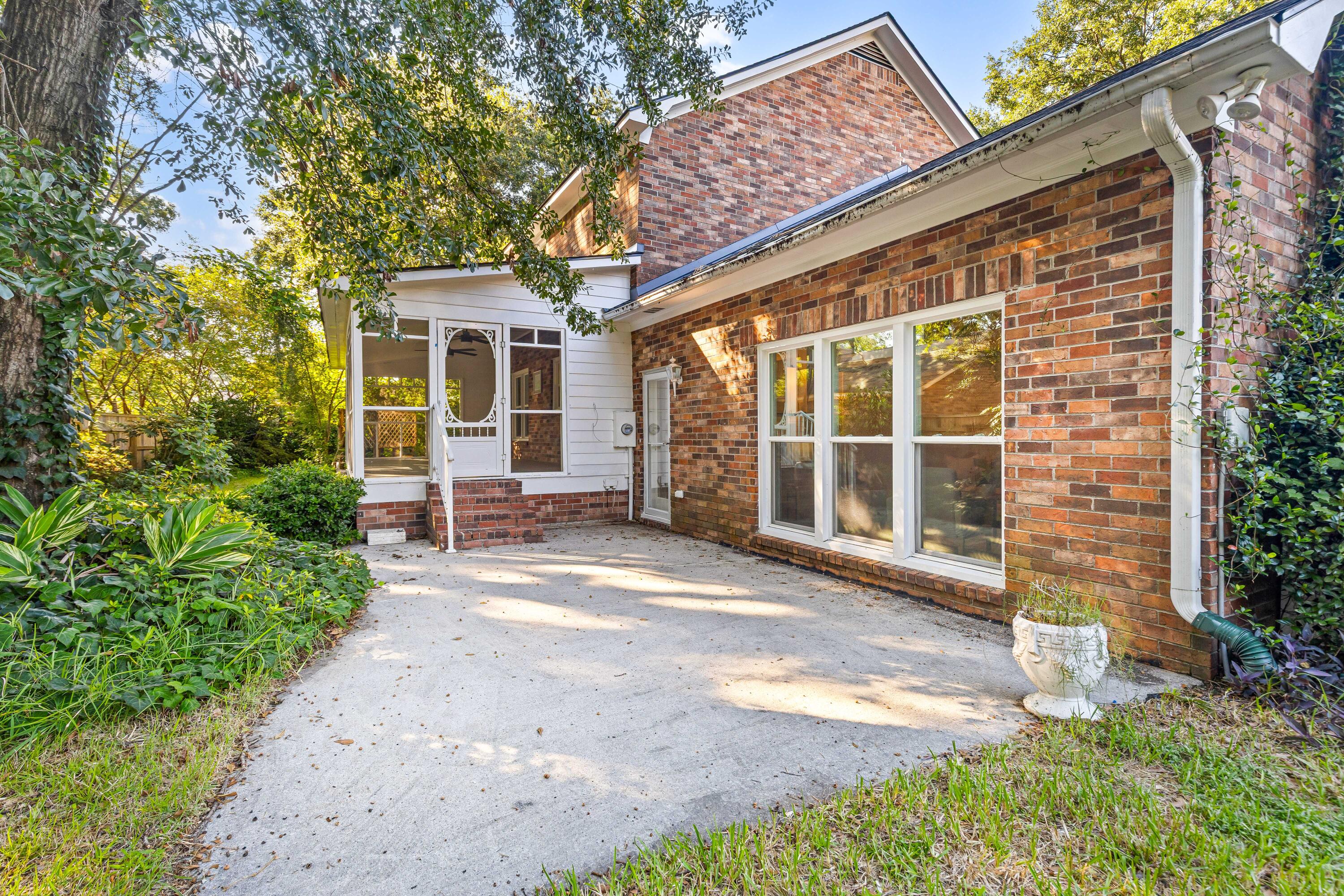 1037 Stonehenge Drive